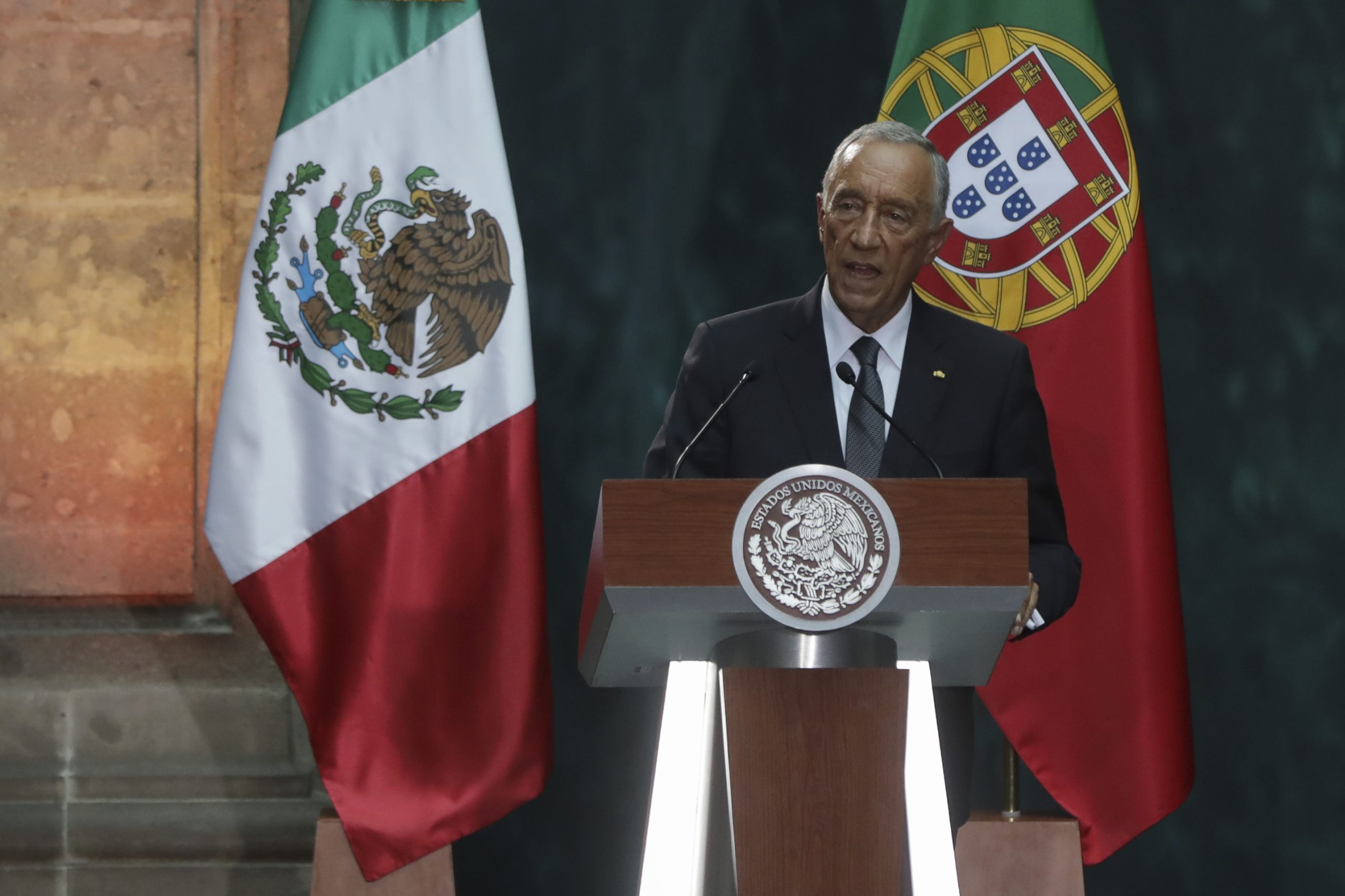 “Éramos poucas centenas, hoje somos milhares”: Marcelo janta com emigrantes portugueses no México e condecora um deles