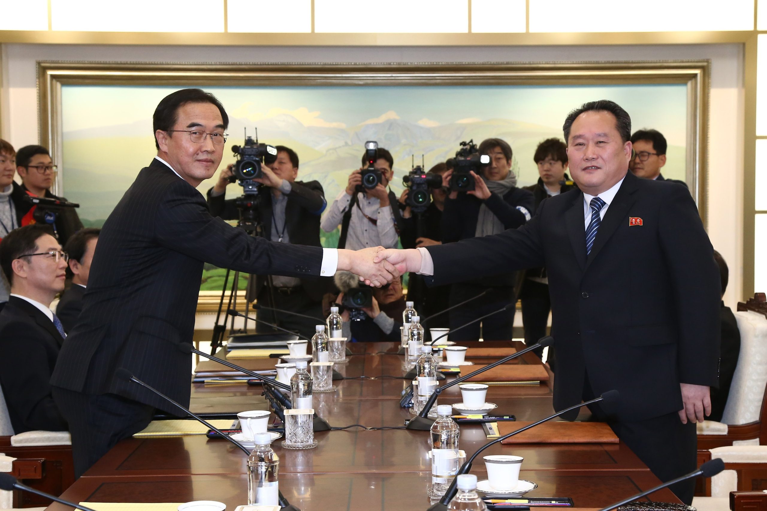 Coreias iniciam a sua primeira reunião em mais de dois anos. Norte quer enviar “delegação de alto nível” aos Jogos Olímpicos