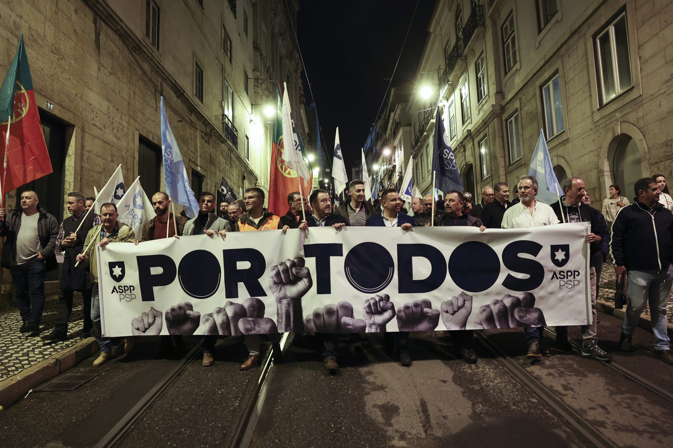 Centenas de polícias manifestam-se em silêncio em Lisboa para denunciar problemas na PSP