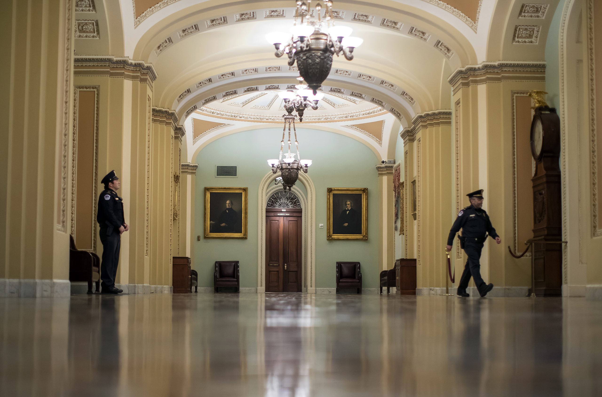 Câmara dos Representantes dos EUA traça retoma de trabalhos sem ceder a Trump