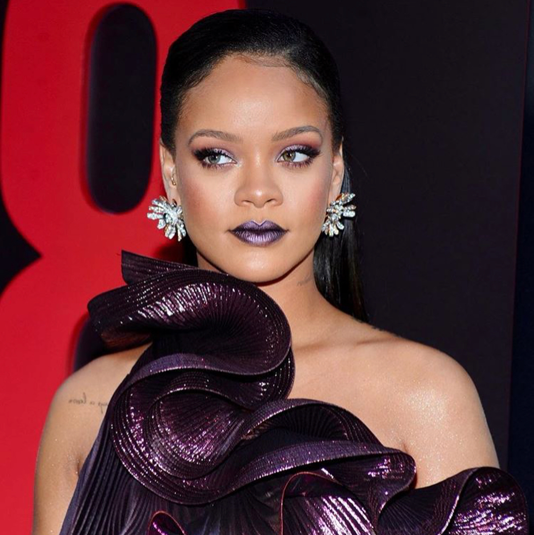 Rihanna processa o pai por uso indevido da sua marca