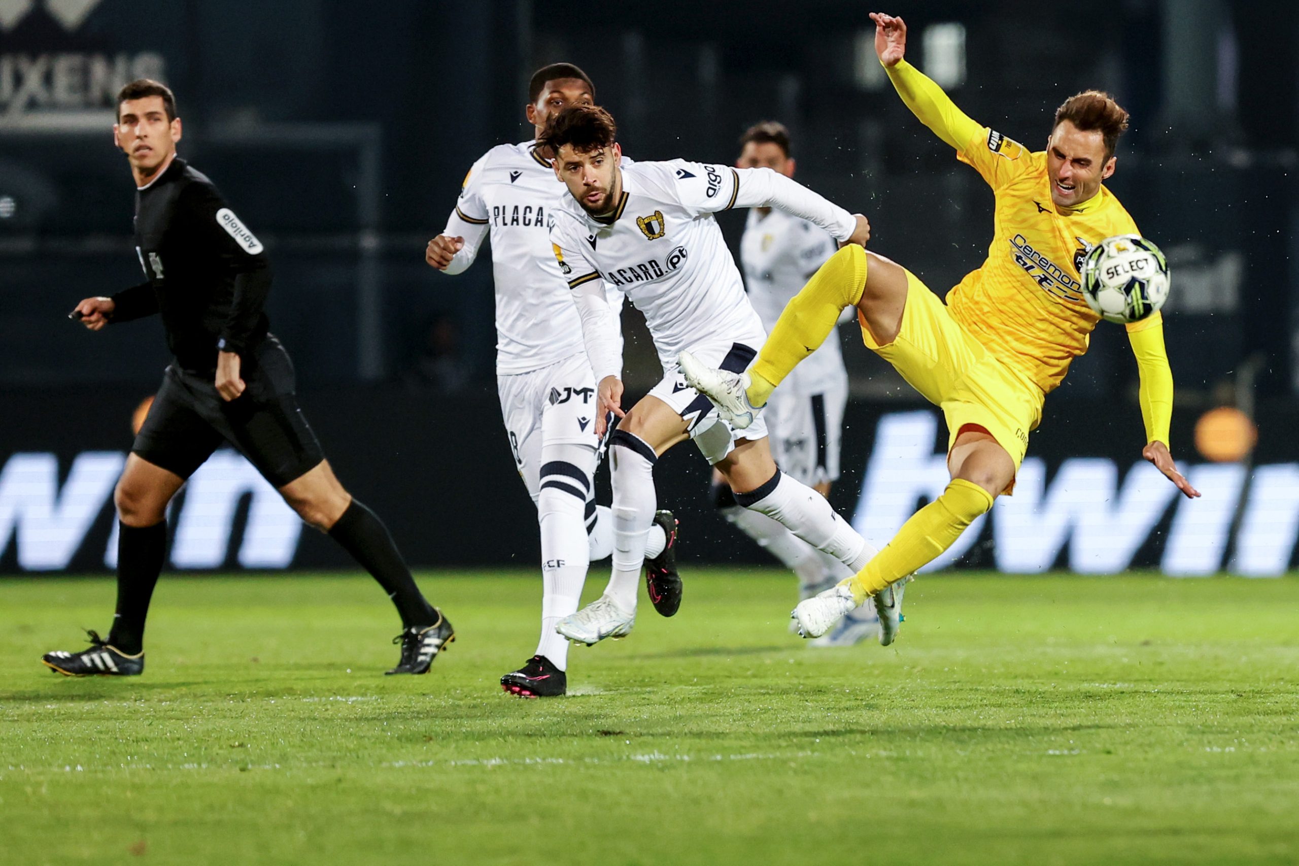 Famalicão vence Portimonense e sobe a oitavo da I Liga