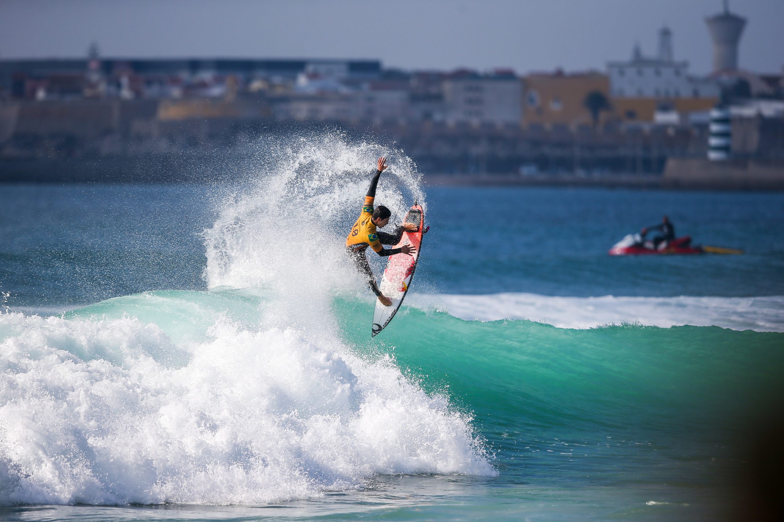 Peniche regressa ao circuito mundial de surf em 2022