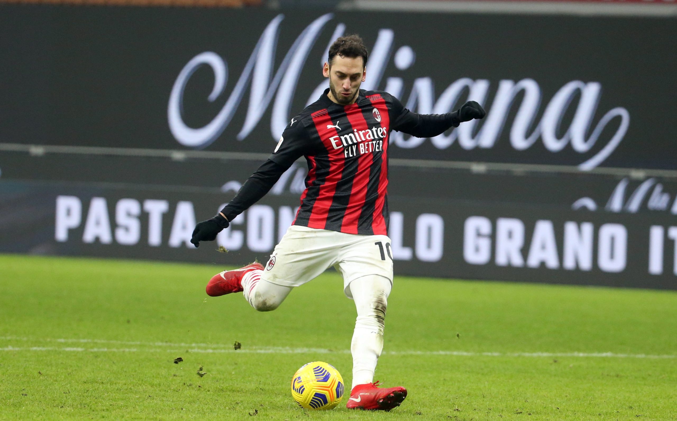 Calhanoglu confirma que vai deixar o AC Milan para assinar… pelo Inter