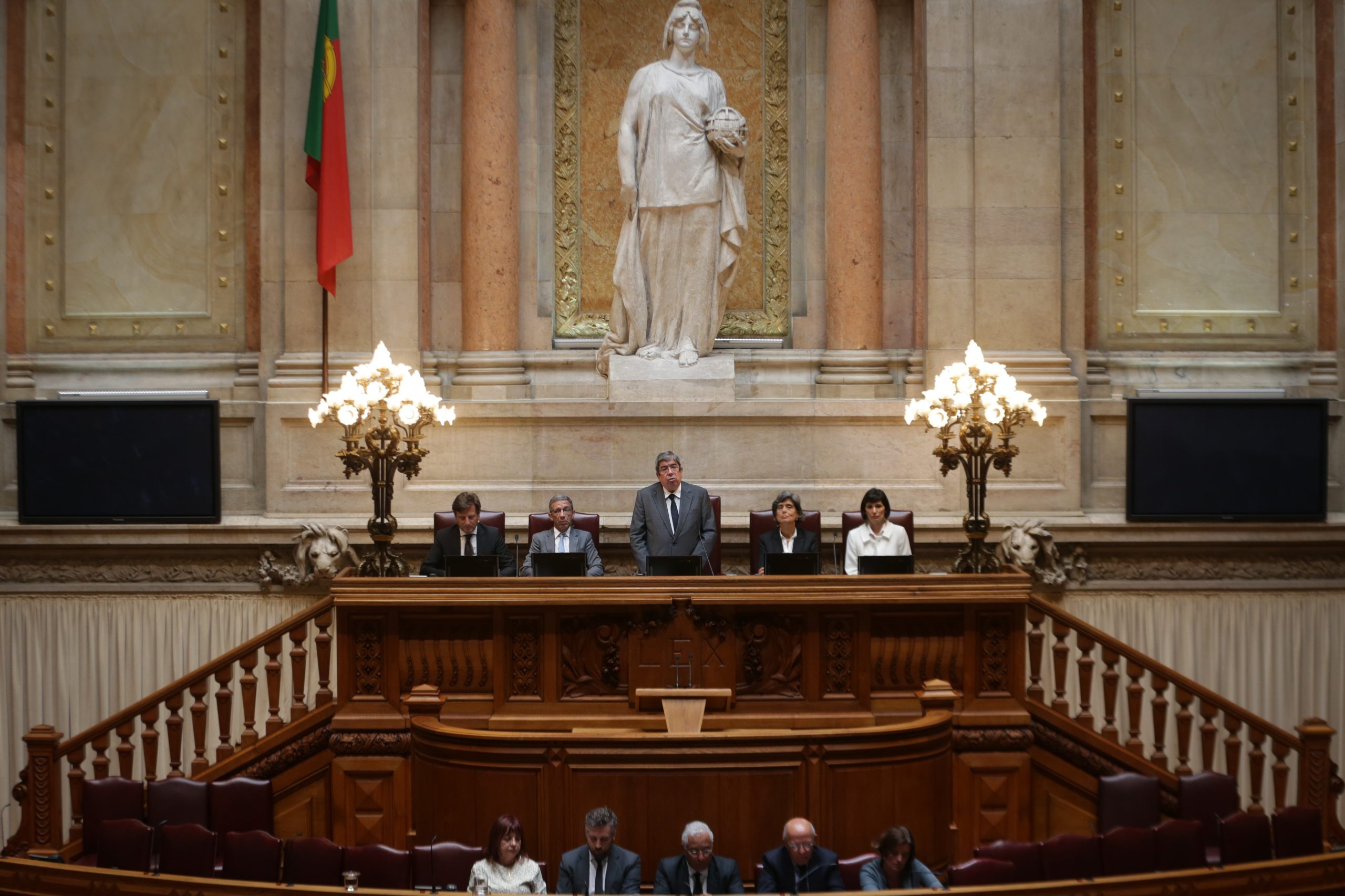Parlamento português presta homenagem a vítimas do Holocausto