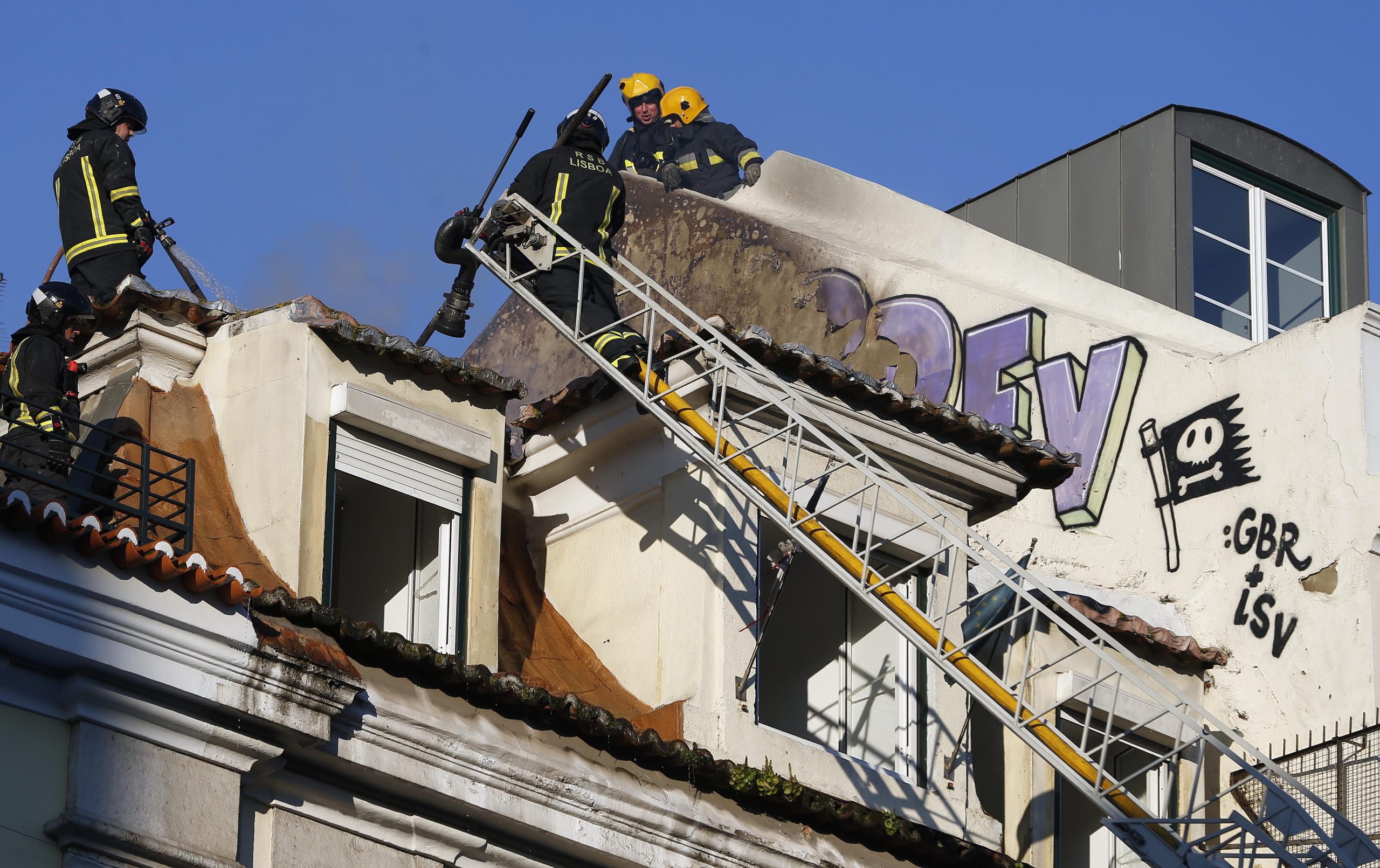 Incêndio consome cobertura de edifício no Rossio, em Lisboa