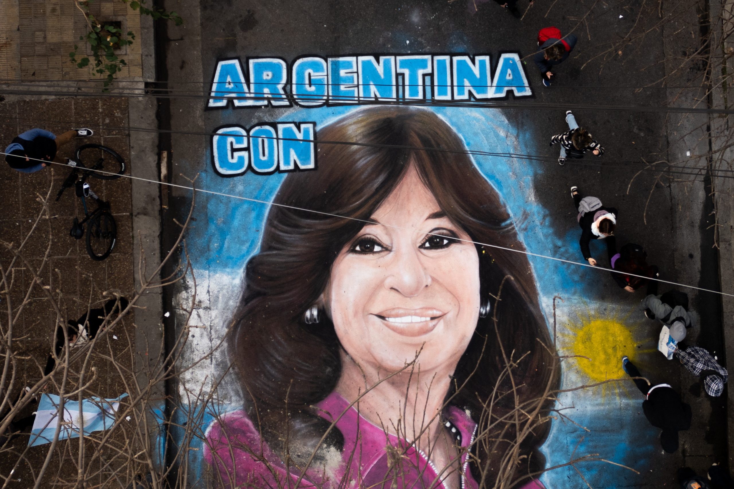 Buenos Aires. Dezenas de milhares manifestam-se em apoio a Kirchner, presa por corrupção
