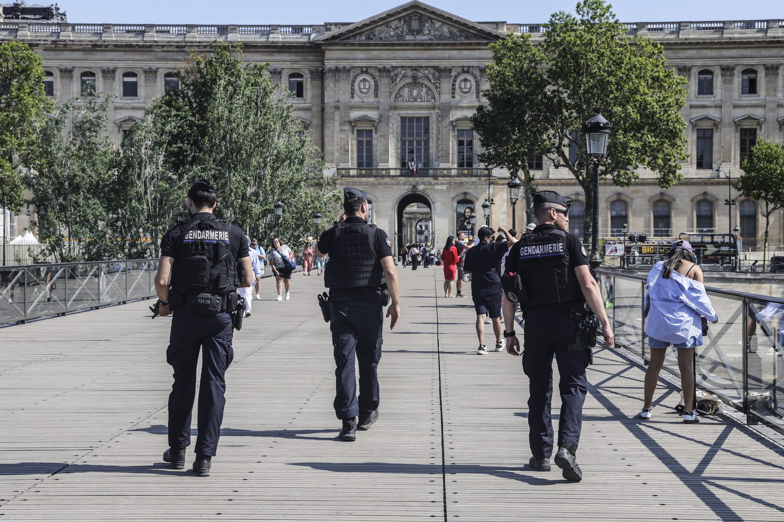 Homem armado com catana morto pela polícia após tentar atacar crianças em França