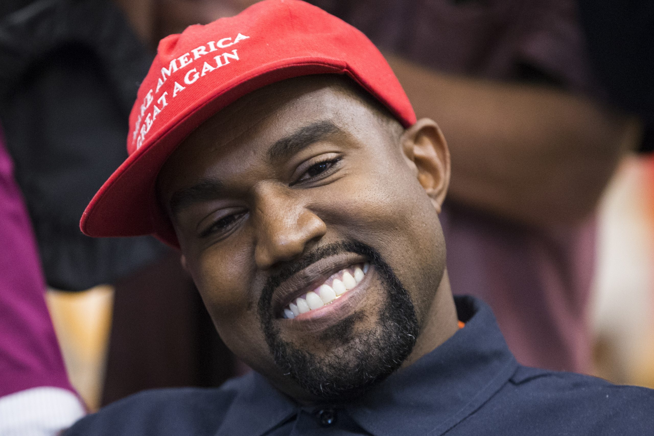 Kanye West suspenso do Twitter por partilhar número de telemóvel do CEO da revista Forbes