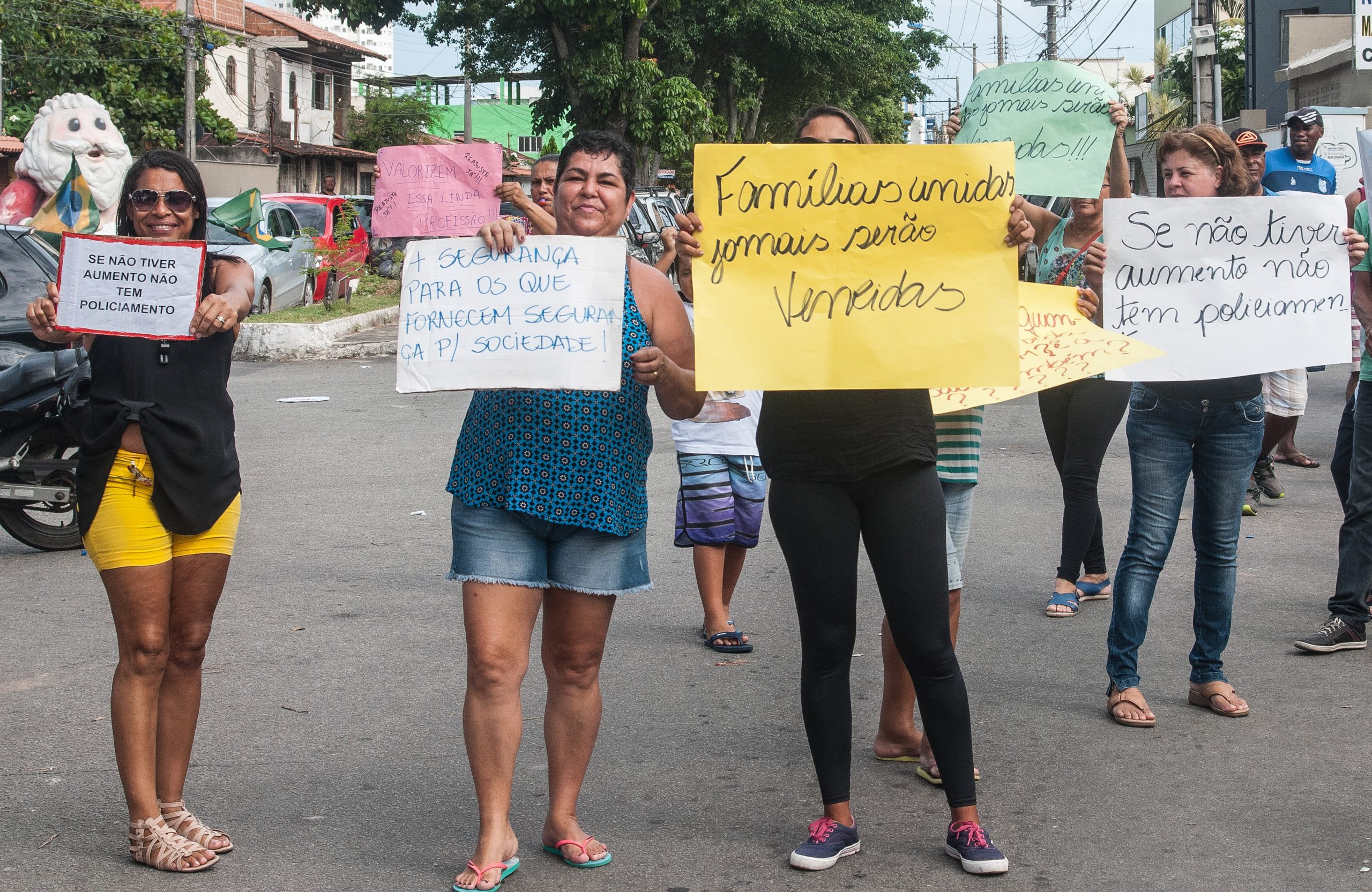 As mulheres dos polícias não os deixam sair dos quartéis. E Espírito Santo, no Brasil, tornou-se um local onde vale tudo