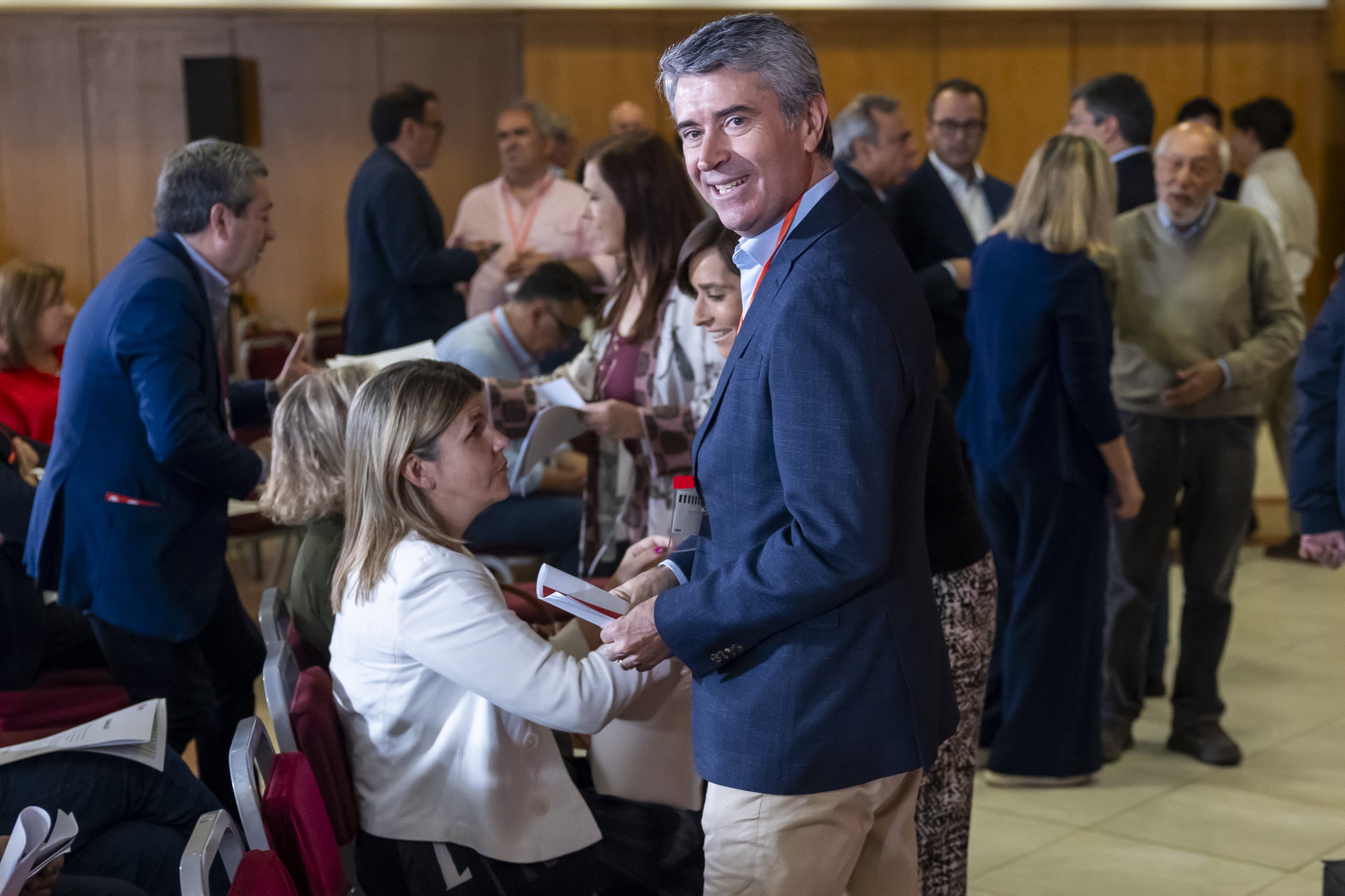 “Se quer diálogo com o PS, é com o PS que deve dialogar”, afirma José Luís Carneiro depois de reunião com Montenegro