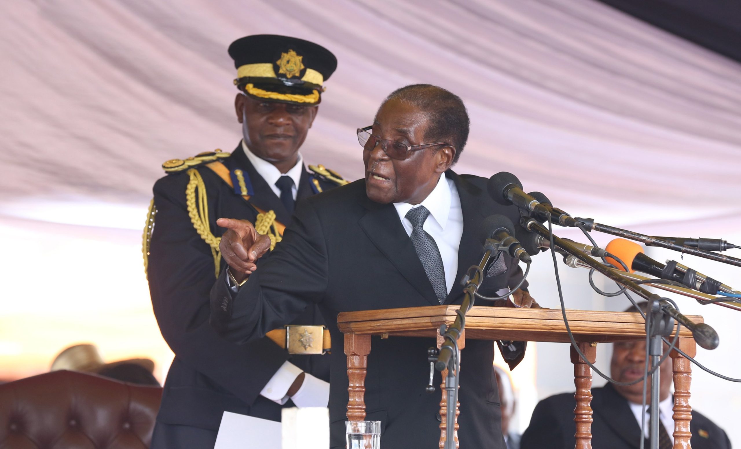 Líder da oposição do Zimbabué pede a Mugabe que resigne