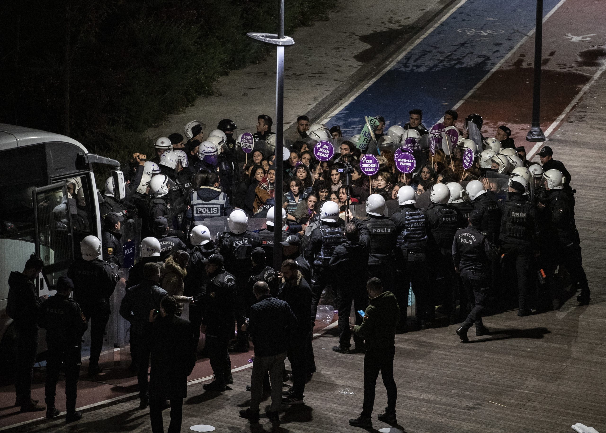 Polícia detém em Istambul dezenas de manifestantes contra a violência para com mulheres