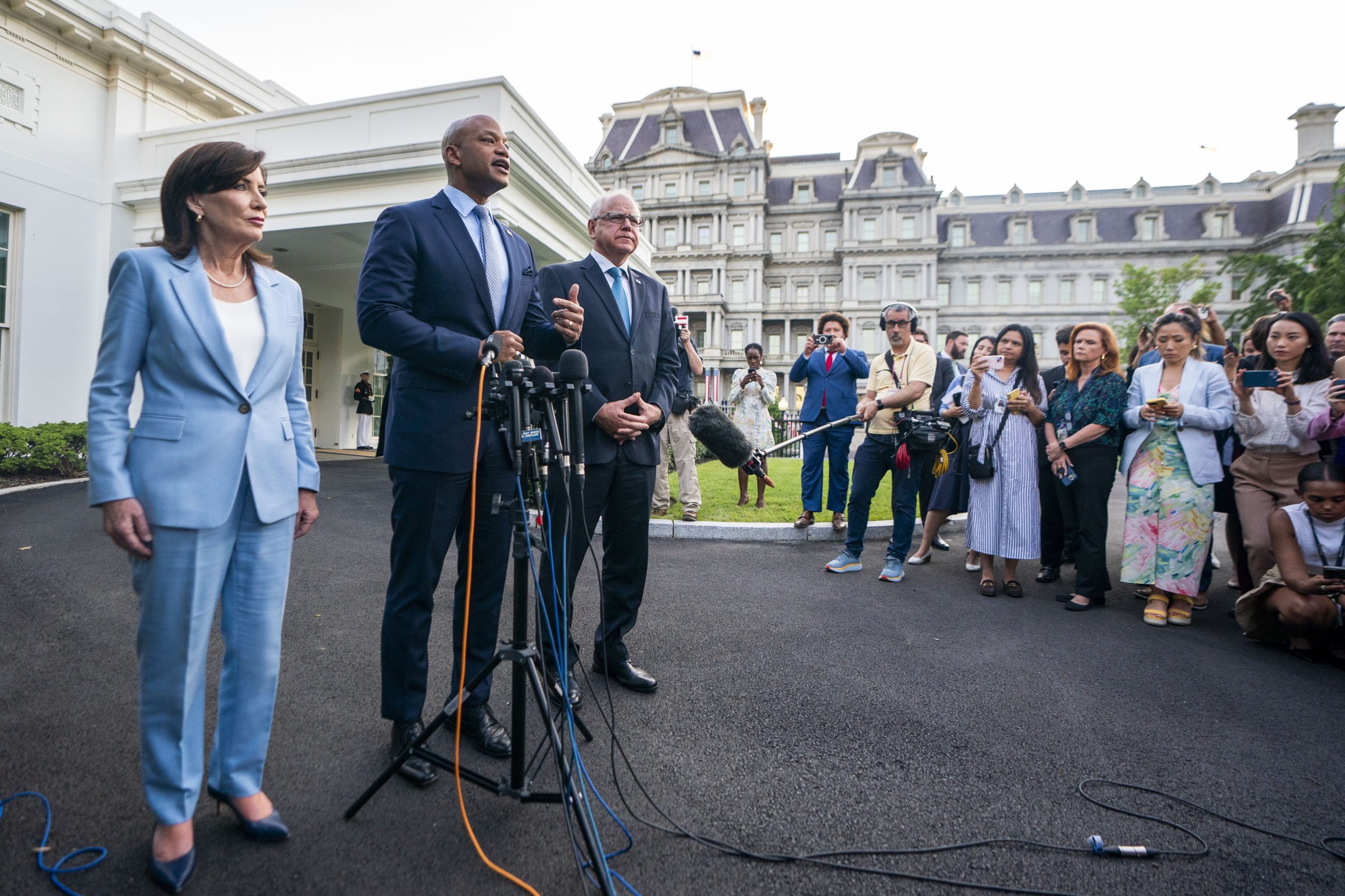 Governadores democratas prometem apoiar Biden na corrida à presidência dos EUA