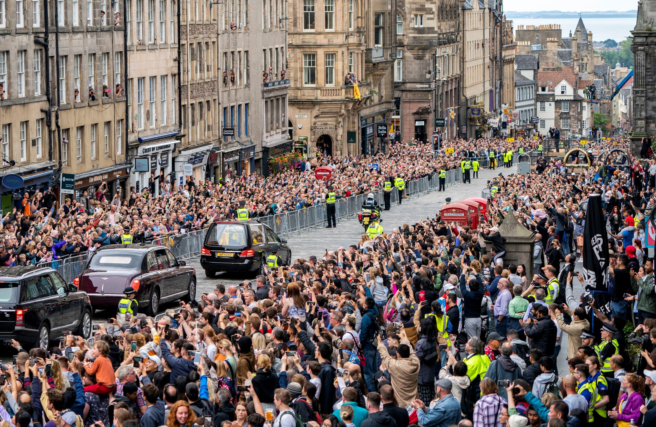 “É história, história sendo escrita”. De Balmoral a Edimburgo, escoceses acompanham silenciosamente a última viagem de Isabel II
