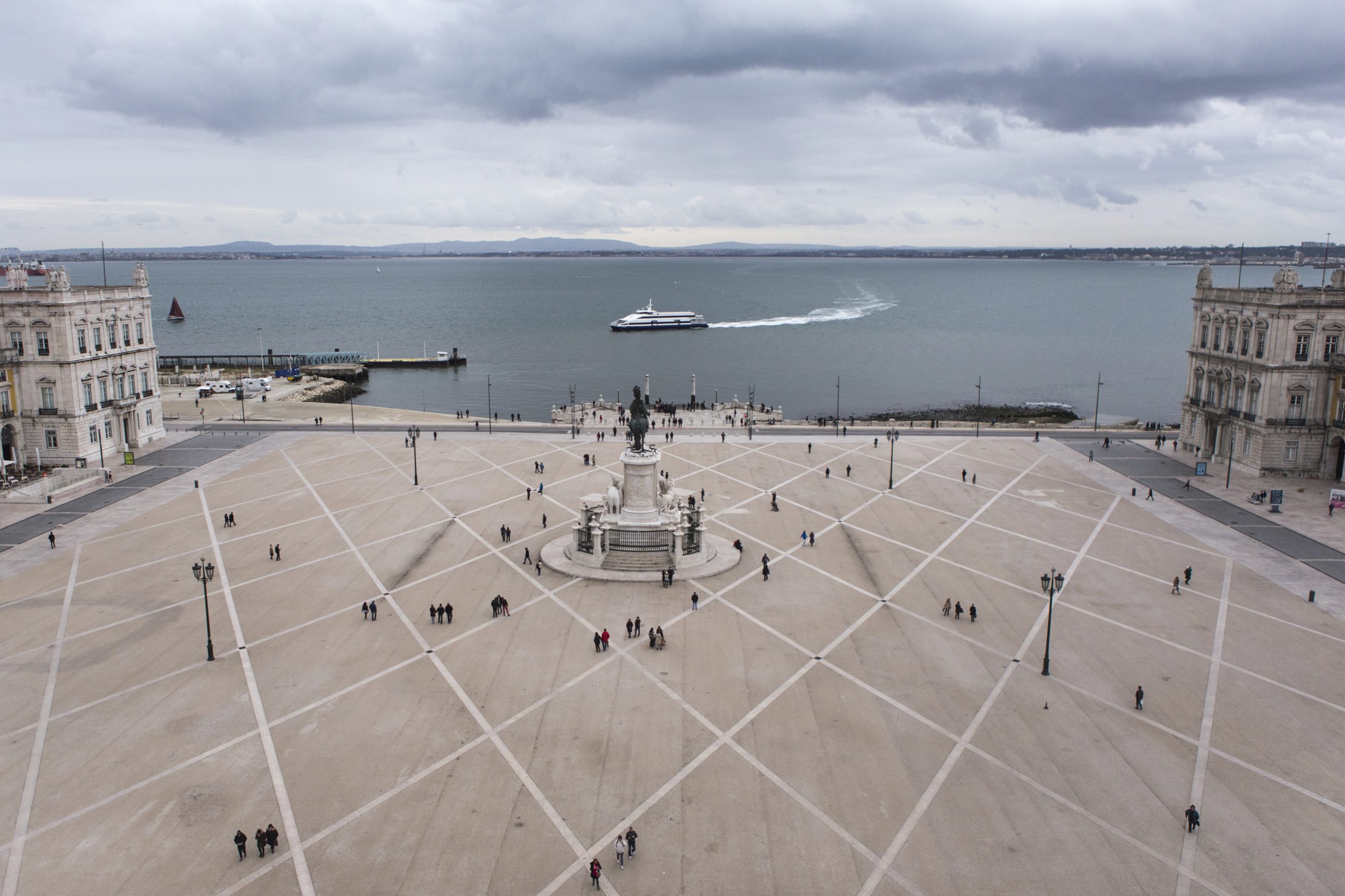 Passagem de Ano condiciona trânsito na Praça do Comércio, em Lisboa