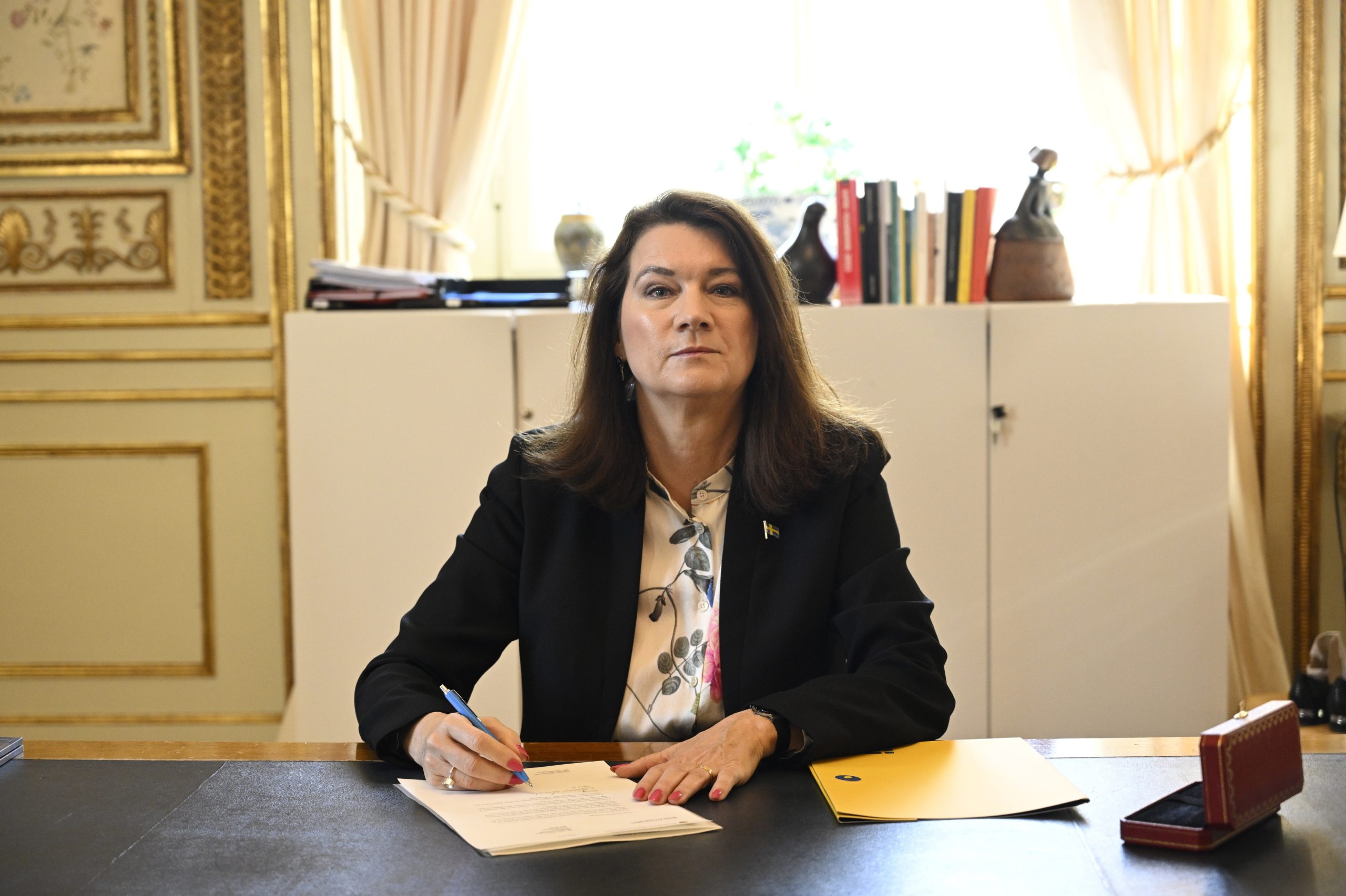 Chefe da diplomacia sueca assina candidatura de adesão à NATO