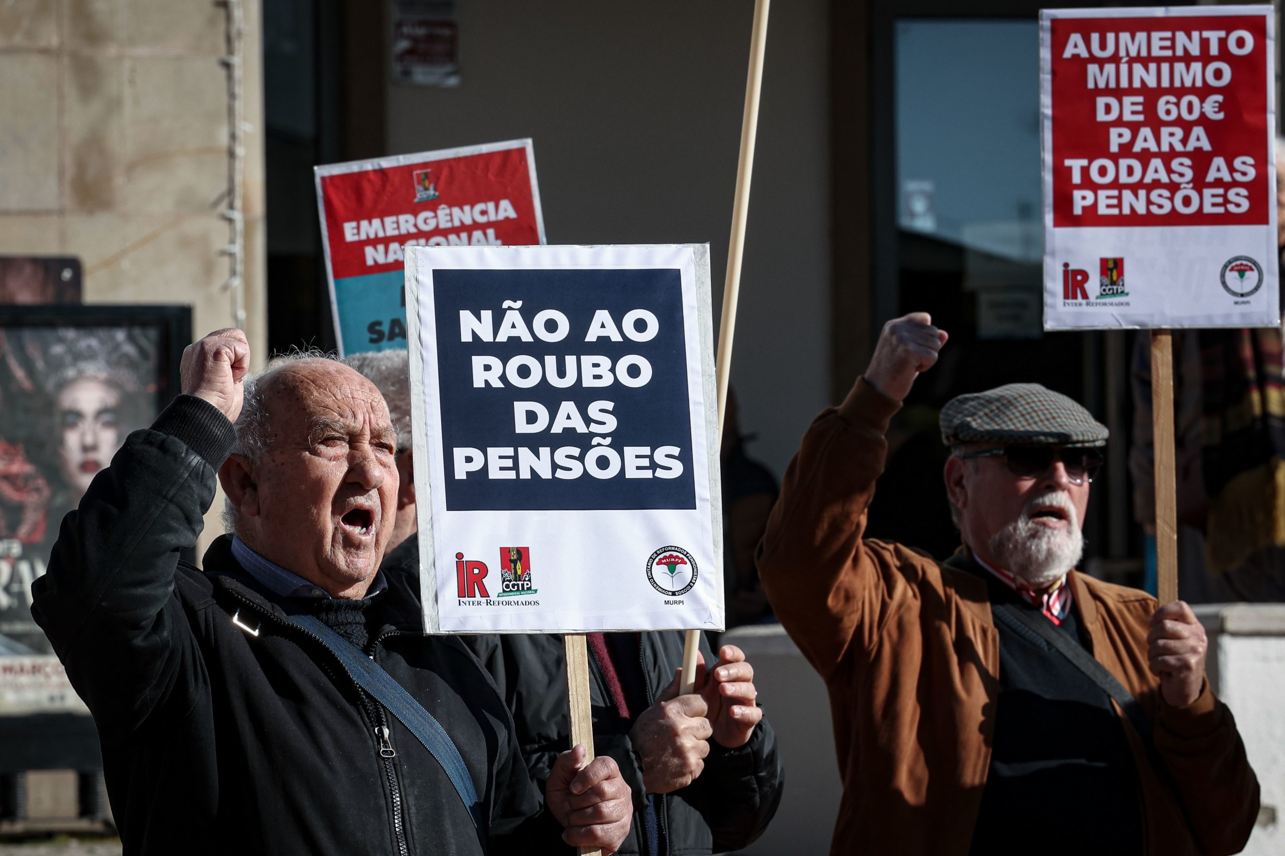 Pensionistas manifestam-se junto ao parlamento pelo aumento das pensões