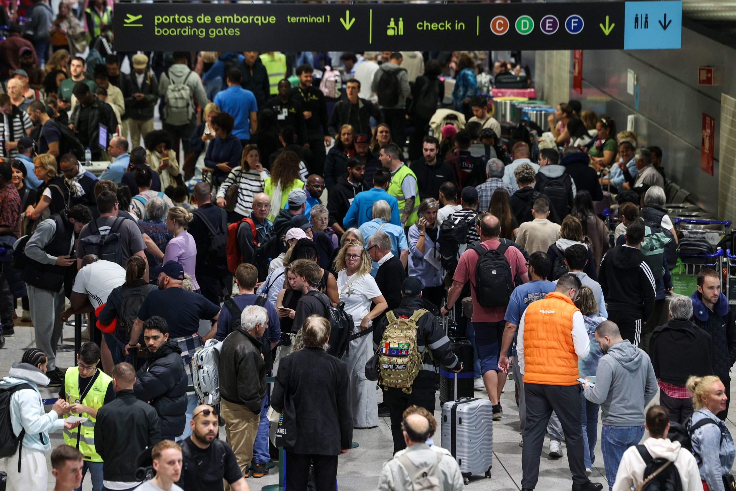 Embarques no aeroporto de Lisboa a funcionar. 10 voos foram cancelados