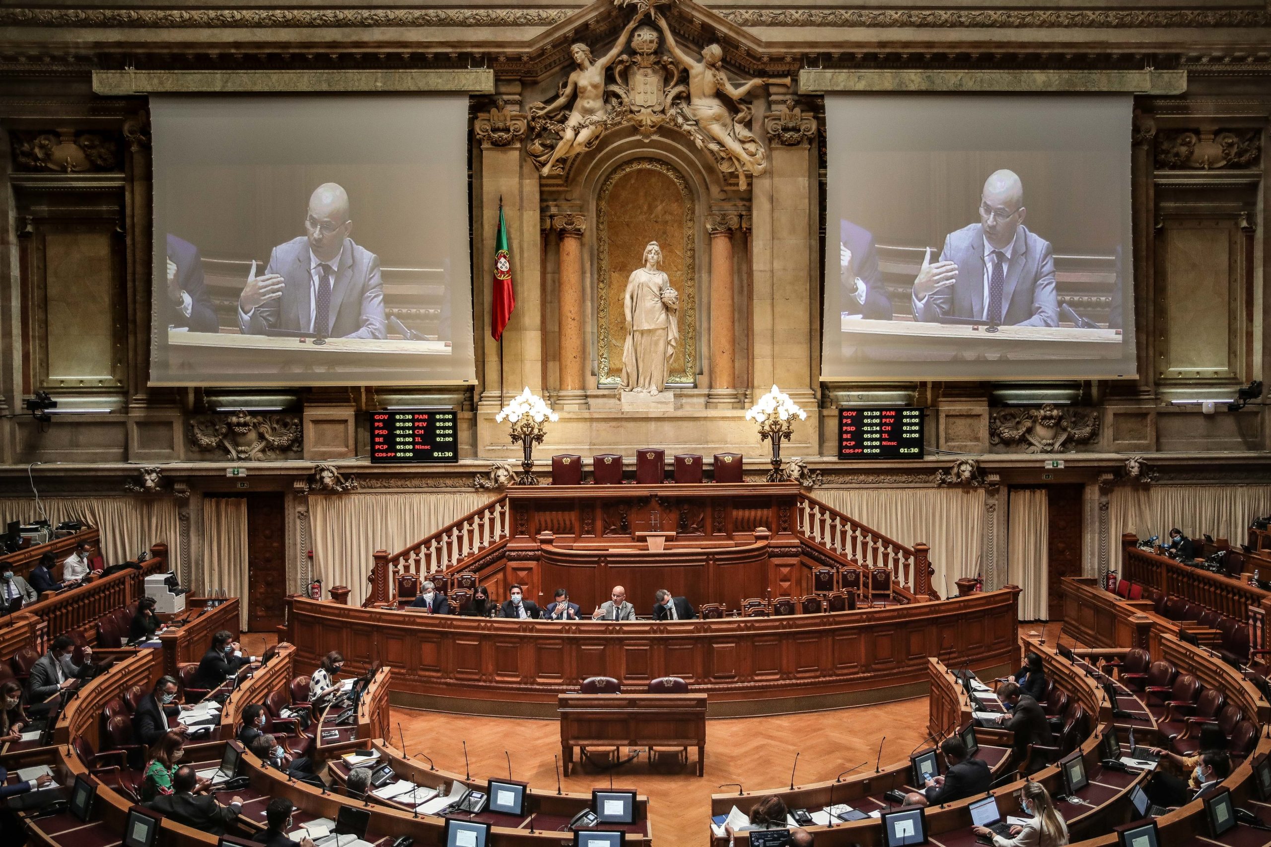 Na estreia de Leão, pairou o fantasma de Centeno. O debate do Orçamento Suplementar, ponto por ponto