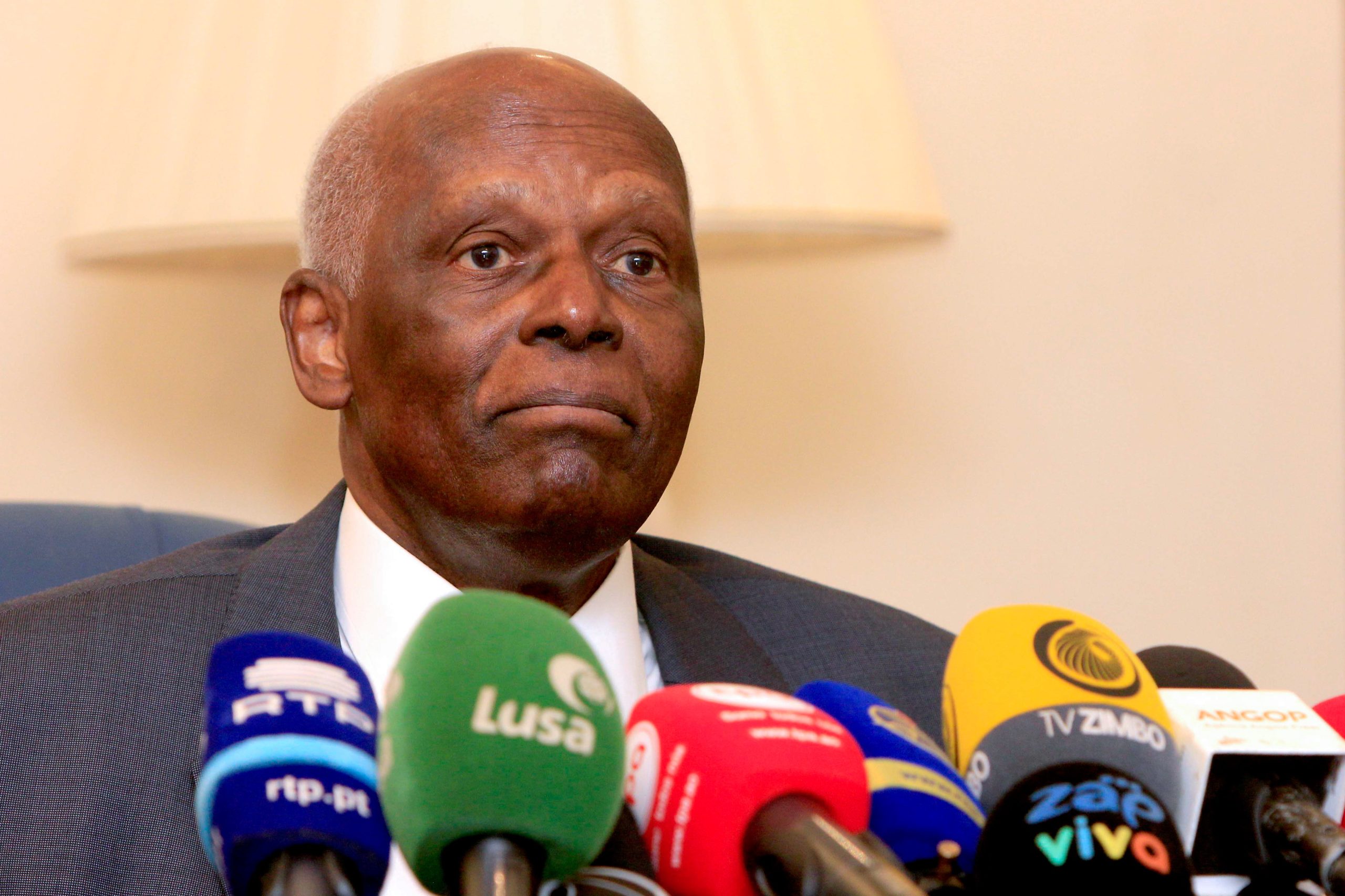 Eduardo dos Santos diz que deixou 15 mil milhões de dólares nos cofres do Estado angolano