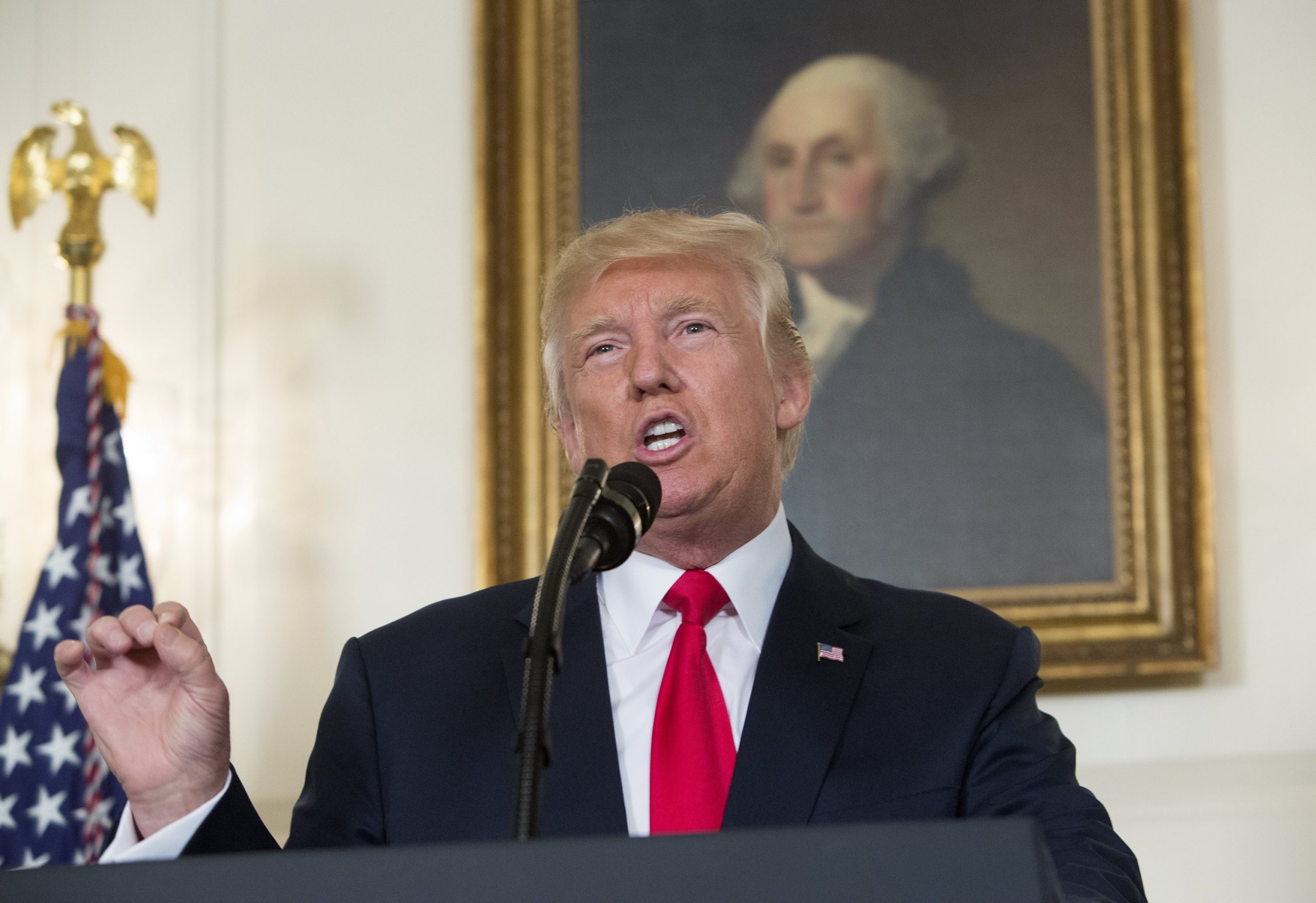 Charlottesville: Trump acusa os ‘media’ de distorcerem as suas palavras e lamenta remoção de estátuas que recordam Confederação