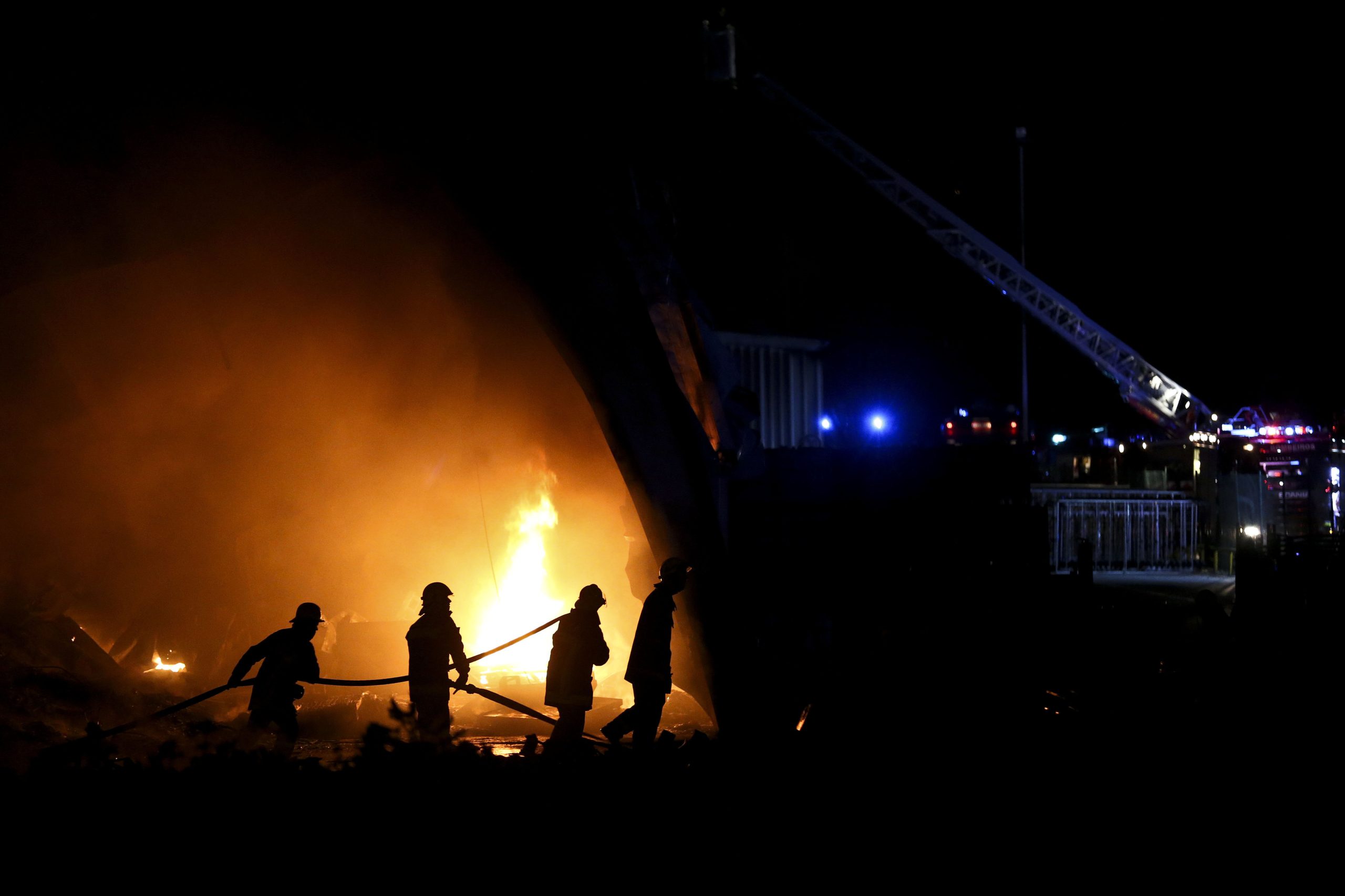 Incêndio consome fábrica de fiação em Riba de Ave