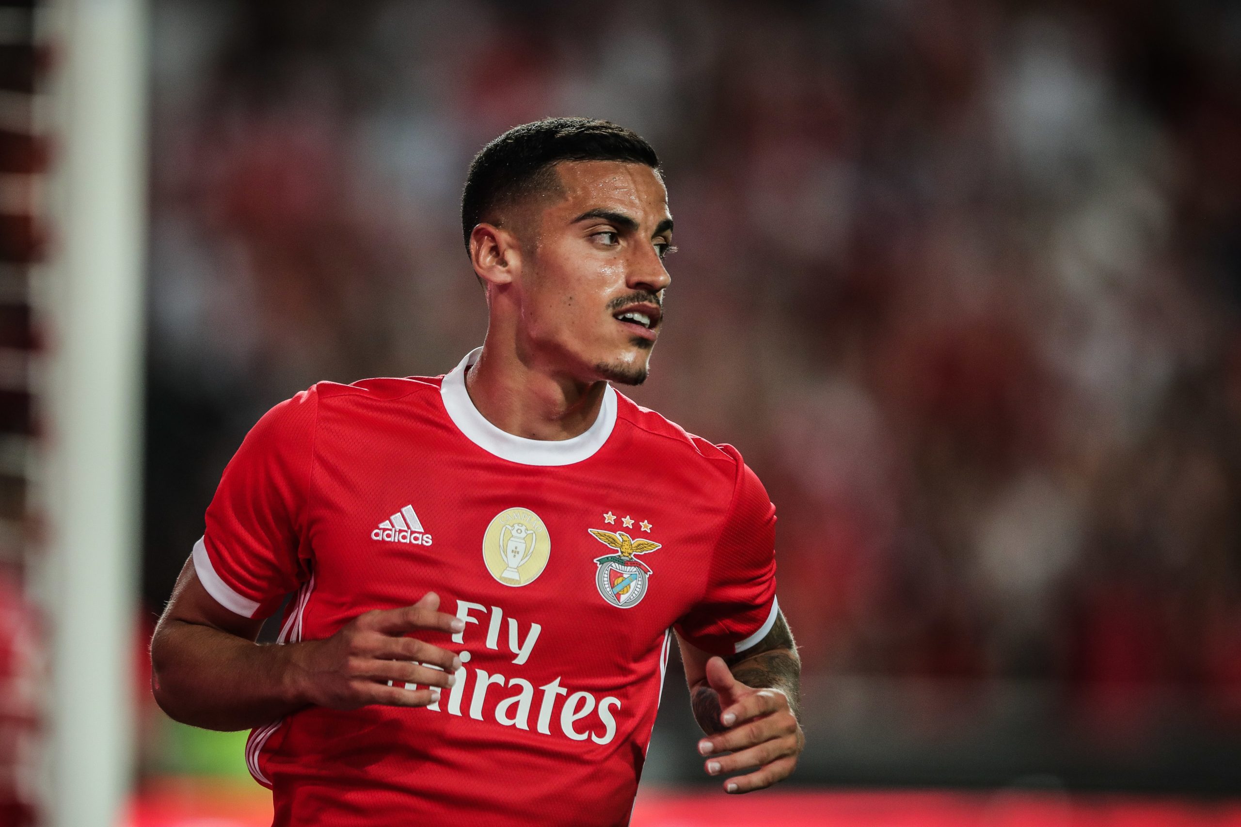 Chiquinho lesionado. Benfica revela que médio sofreu desinserção do tendão médio adutor