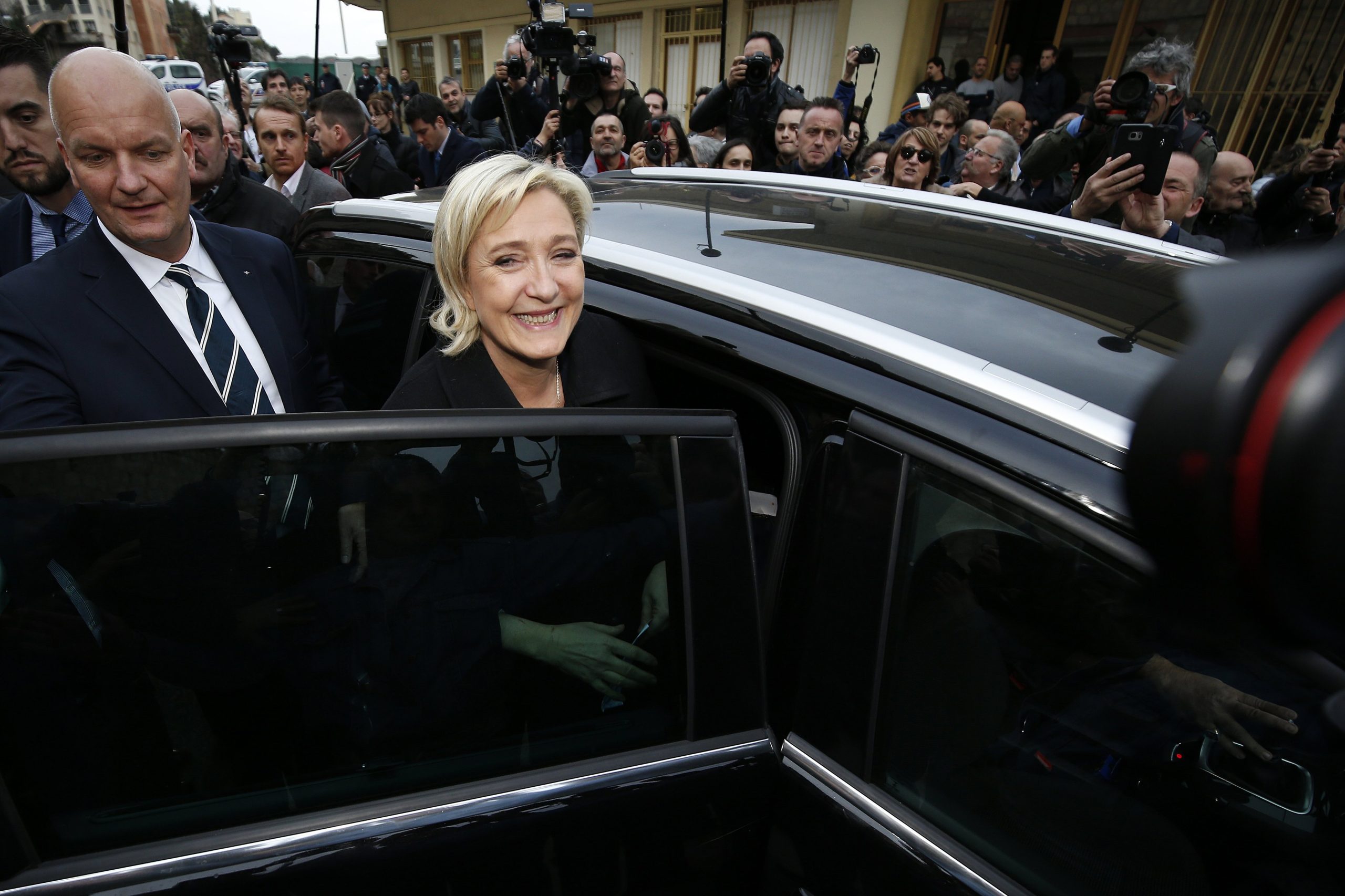 Le Pen nega ter reconhecido emprego fictício do seu guarda-costas no Parlamento Europeu