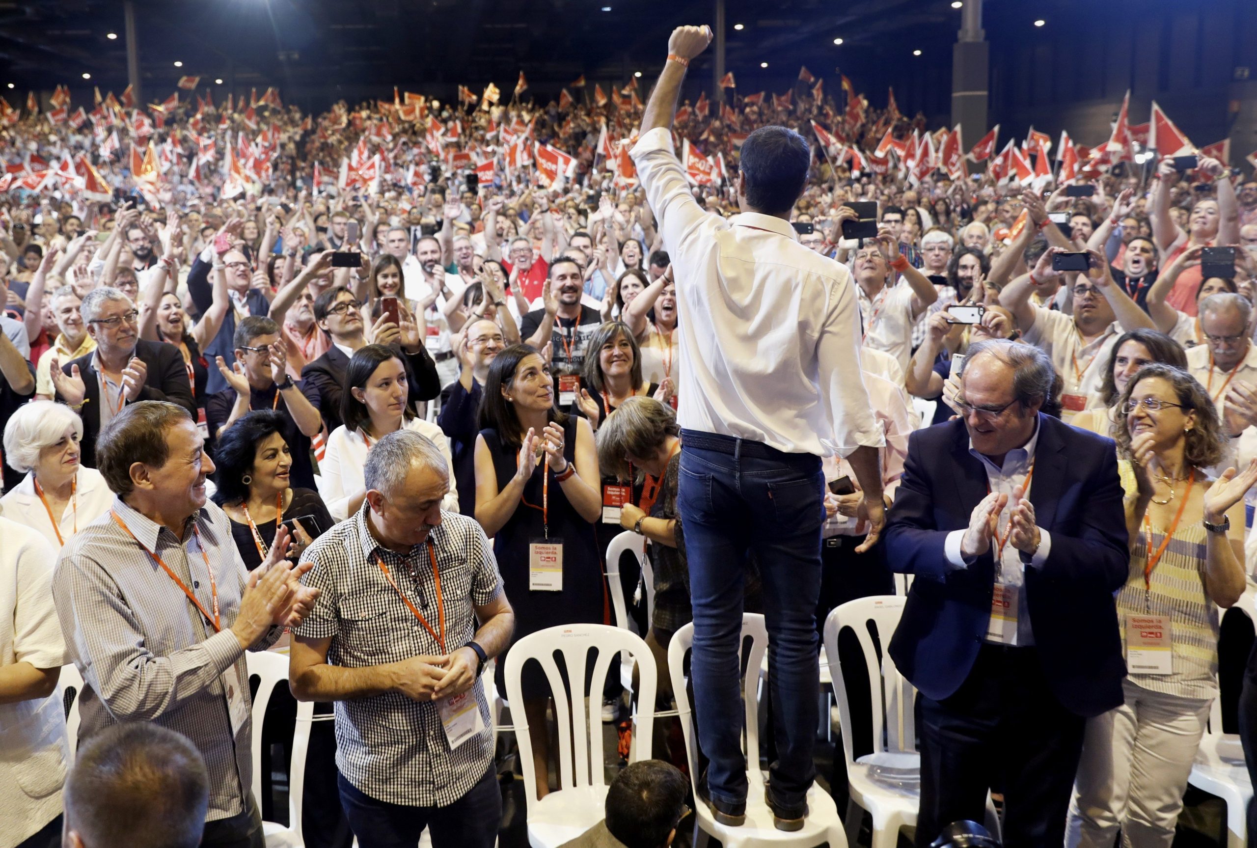 Pedro Sánchez afasta barões da direção do PSOE e quer ser alternativa de poder