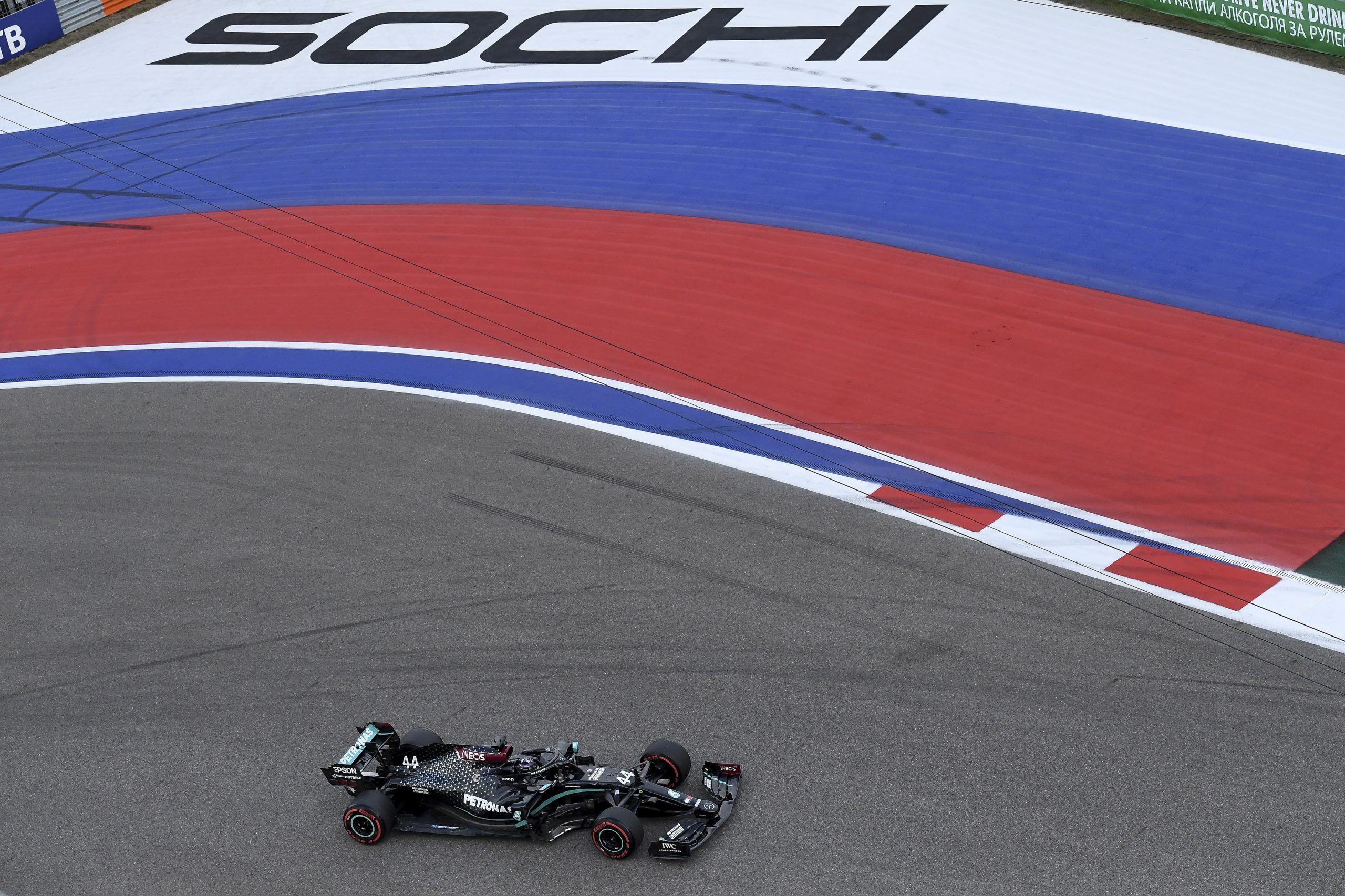 Hamilton na ‘pole’ para a corrida de F1 em que pode igualar Schumacher