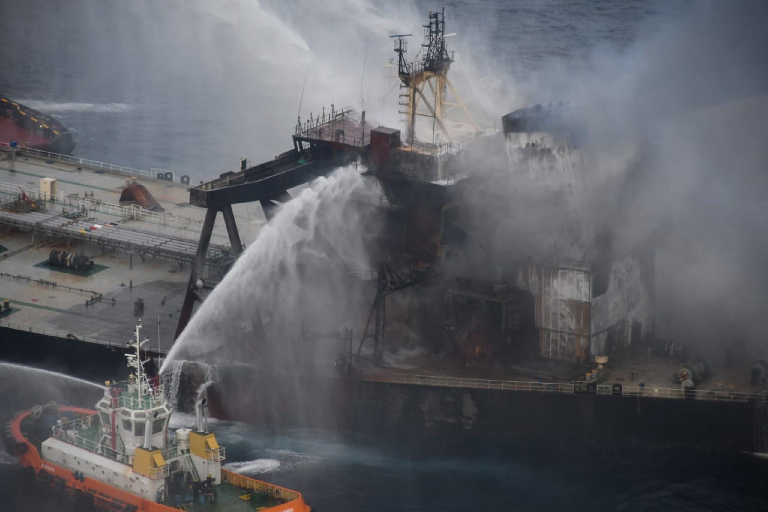Derrame de crude no petroleiro em chamas perto do Sri Lanka