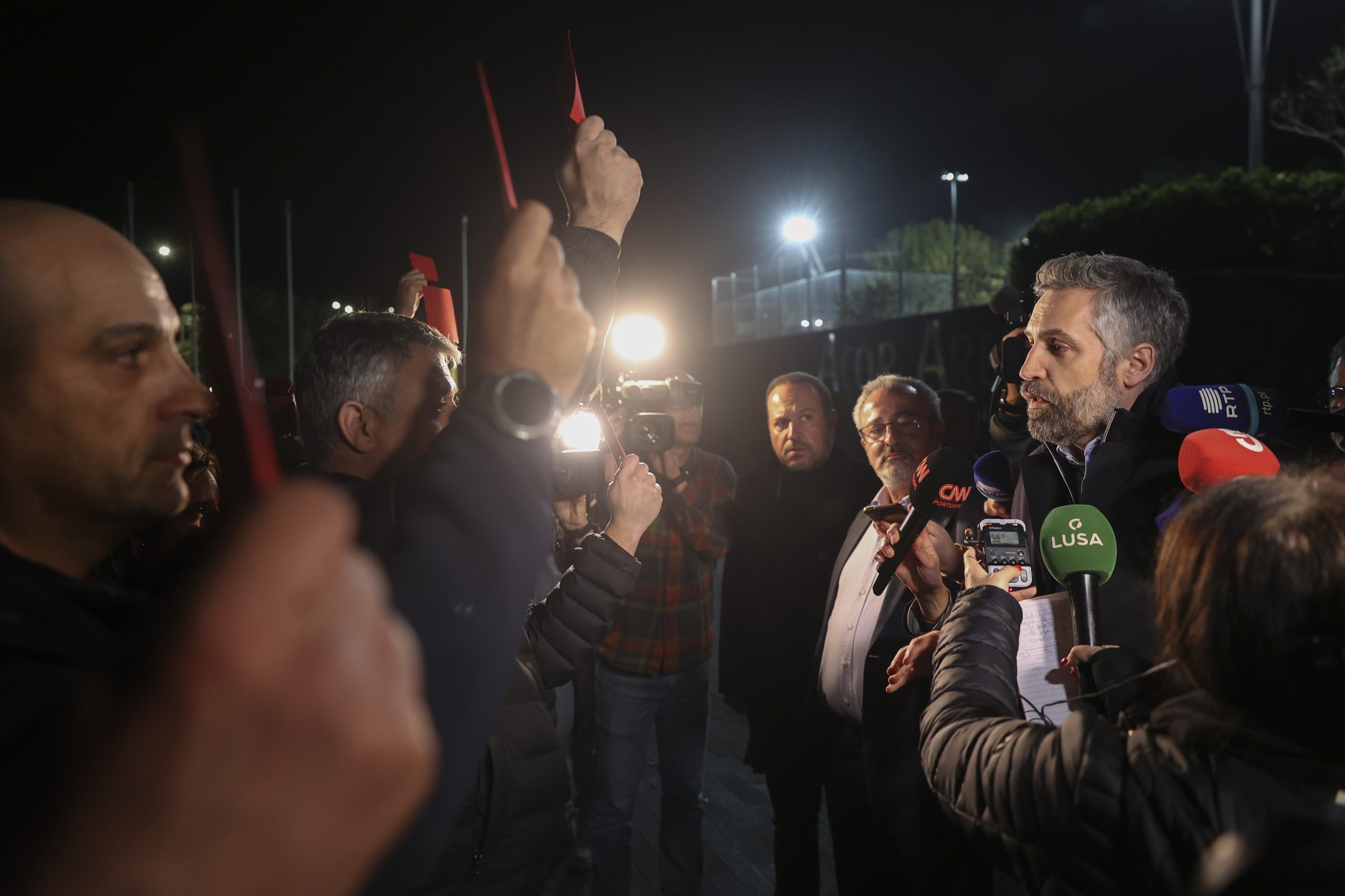 Forças de segurança exibem cartões vermelhos a Pedro Nuno Santos à chegada aos Açores