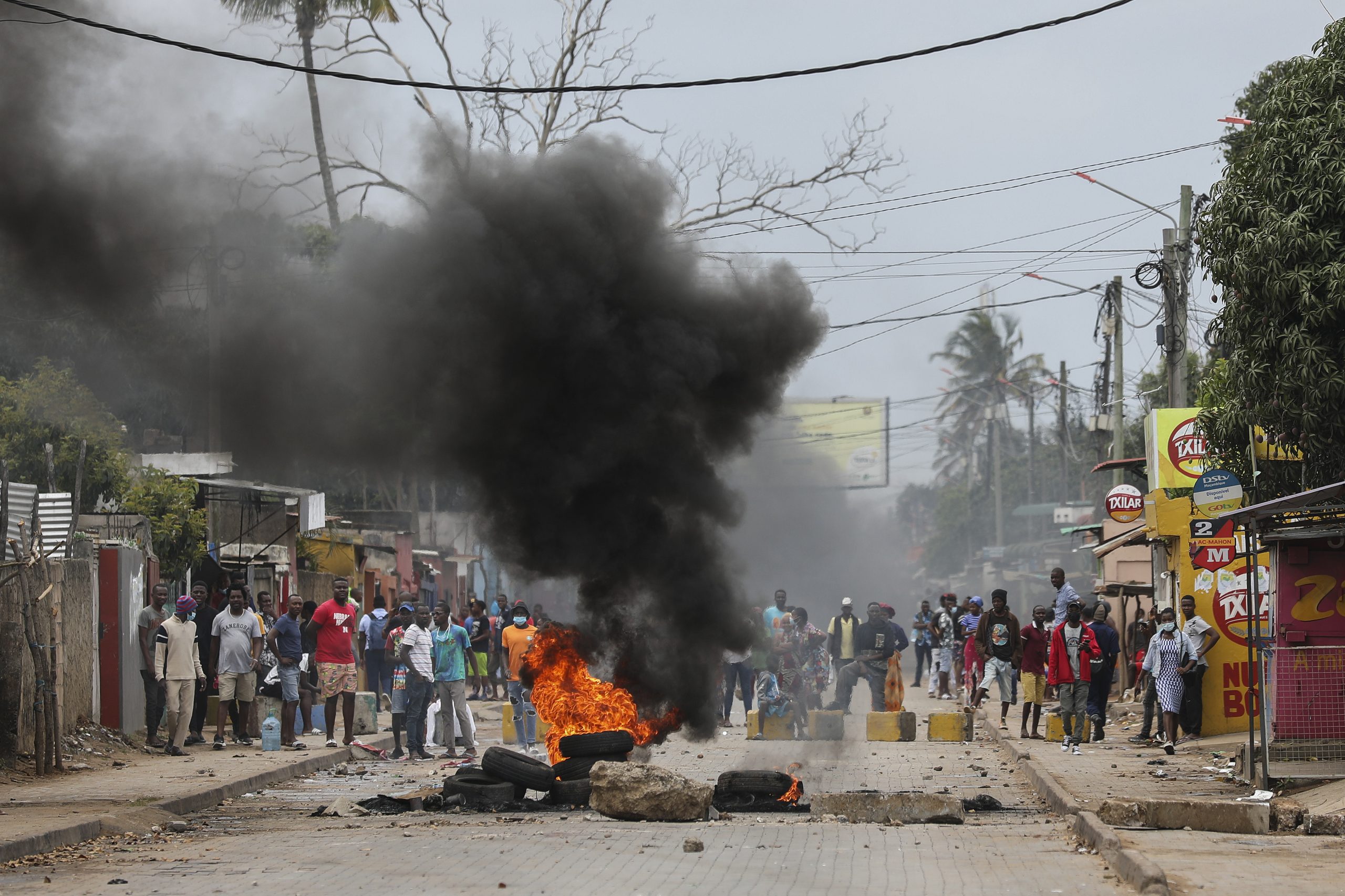 Pneus em chamas, fumo negro e cheiro a gás lacrimogéneo em Maputo