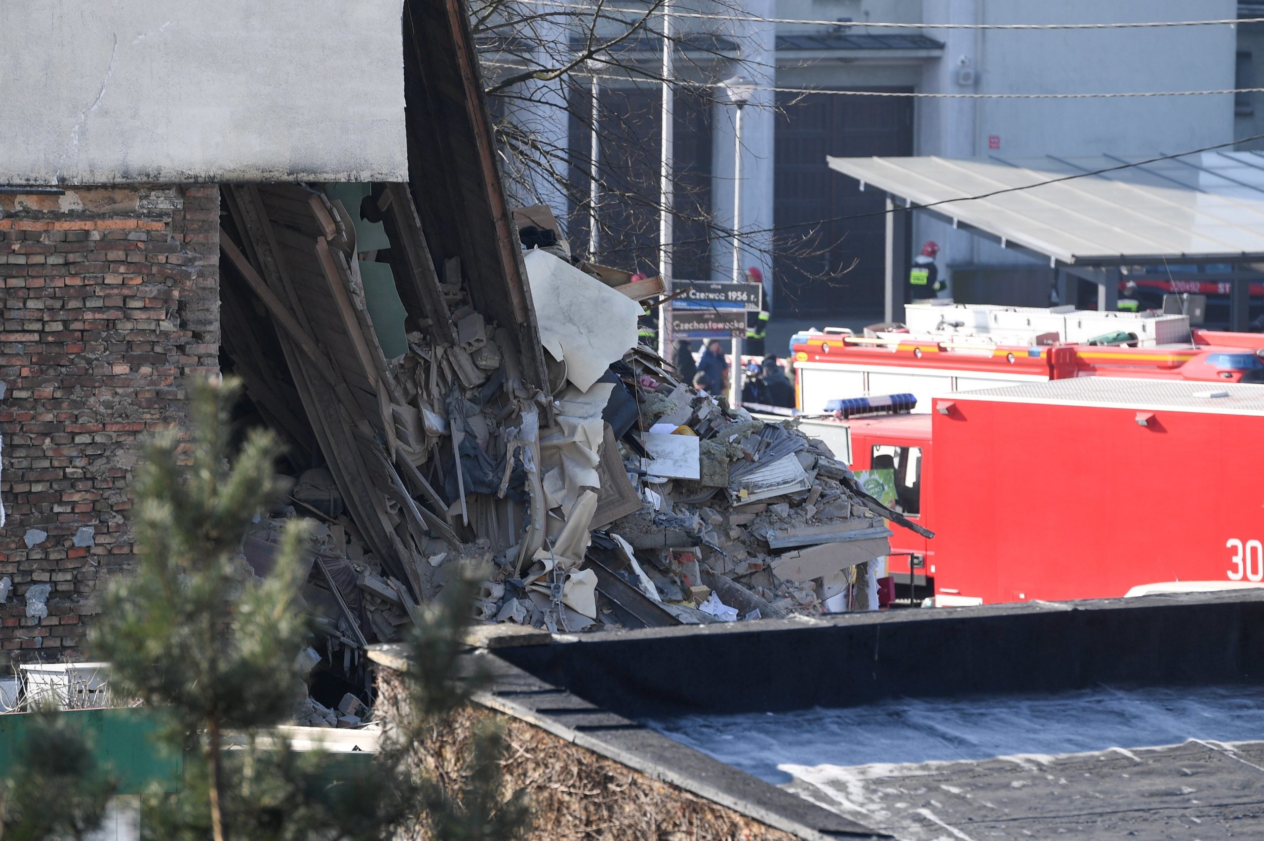 Três mortos e 21 feridos no colapso de edifício de três andares na Polónia