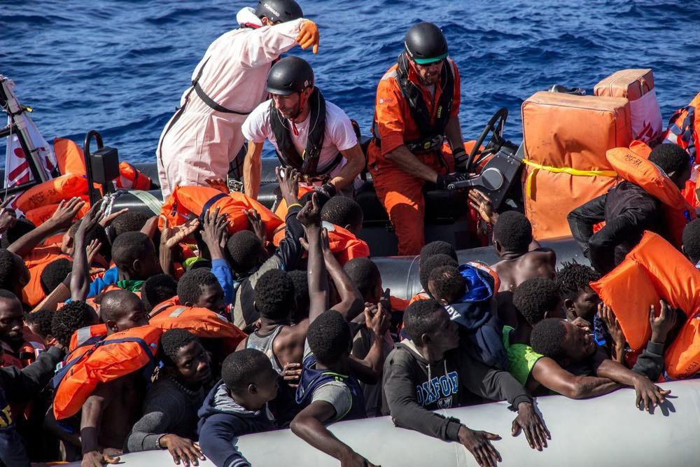 Guarda-costeira italiana salva 29 migrantes e recupera 12 corpos numa canoa