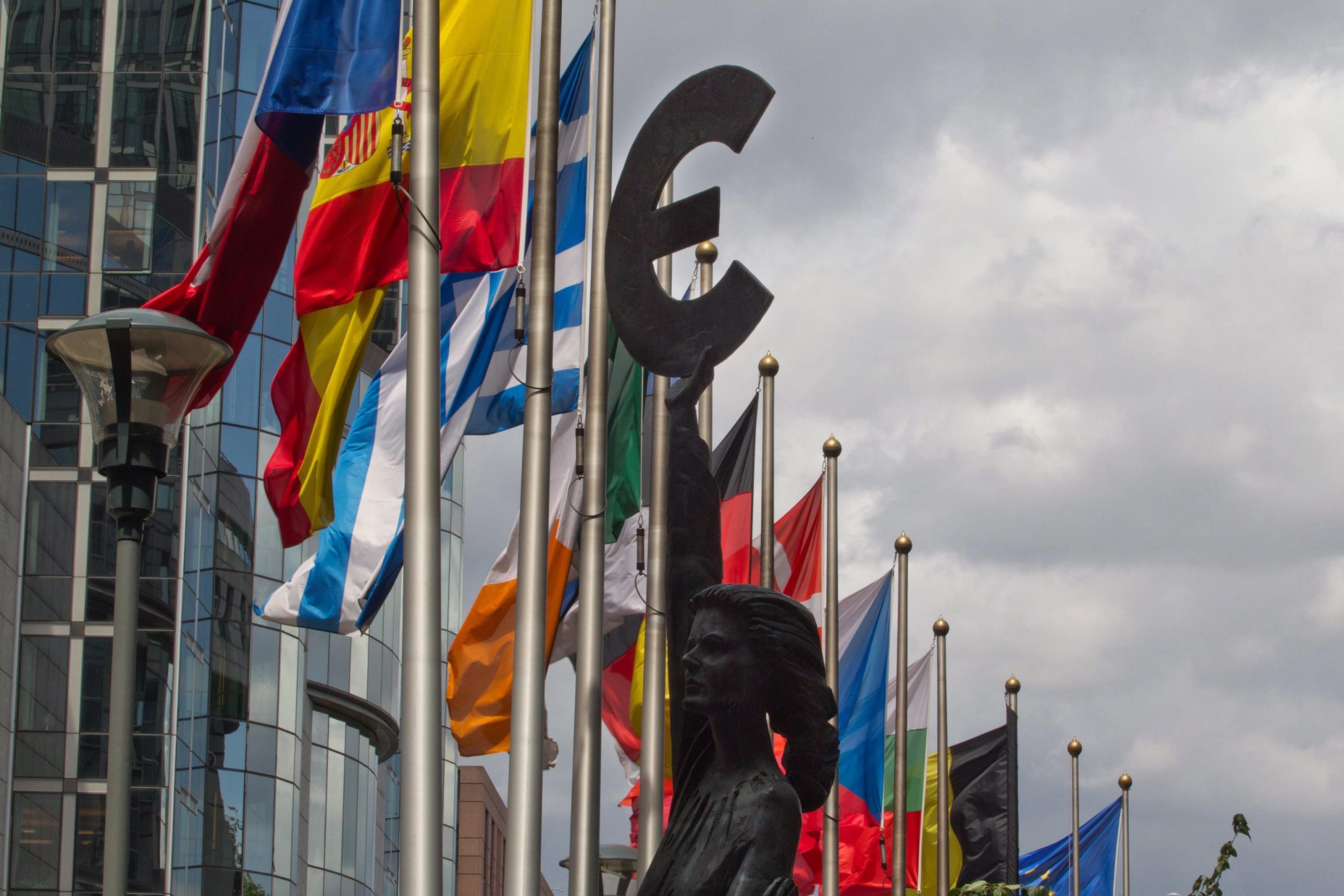 Défice da zona euro e da UE agrava-se e dívida pública sobe no 4.º trimestre de 2020