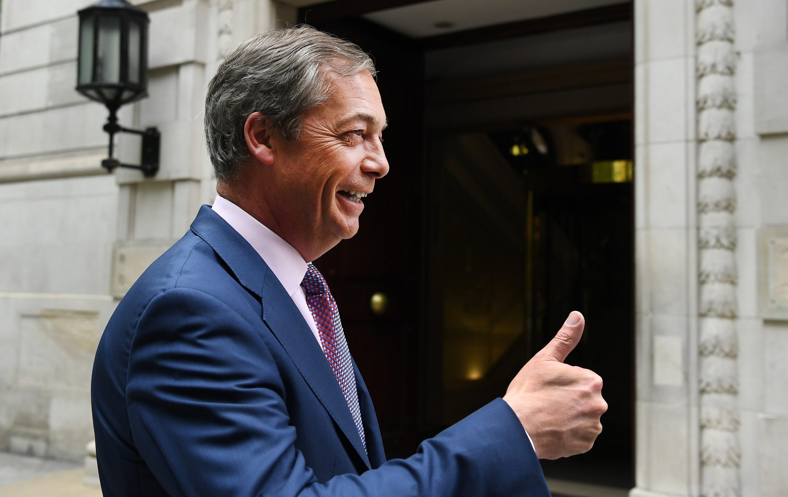 Eleições no Reino Unido. Partido do Brexit recua para favorecer conservadores