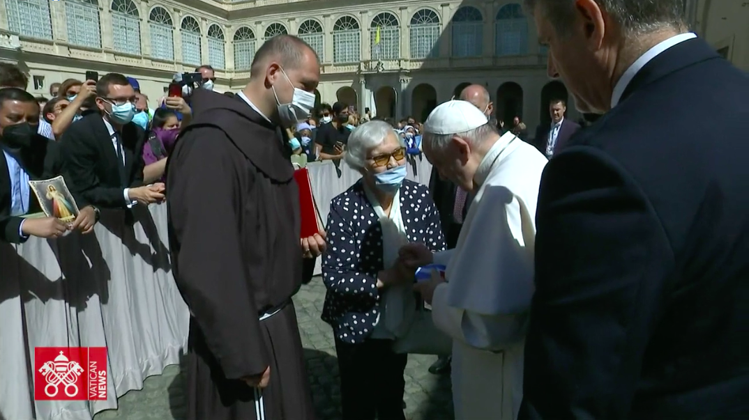 Papa Francisco beija tatuagem de Lidia Maksymowicz, sobrevivente do Holocausto