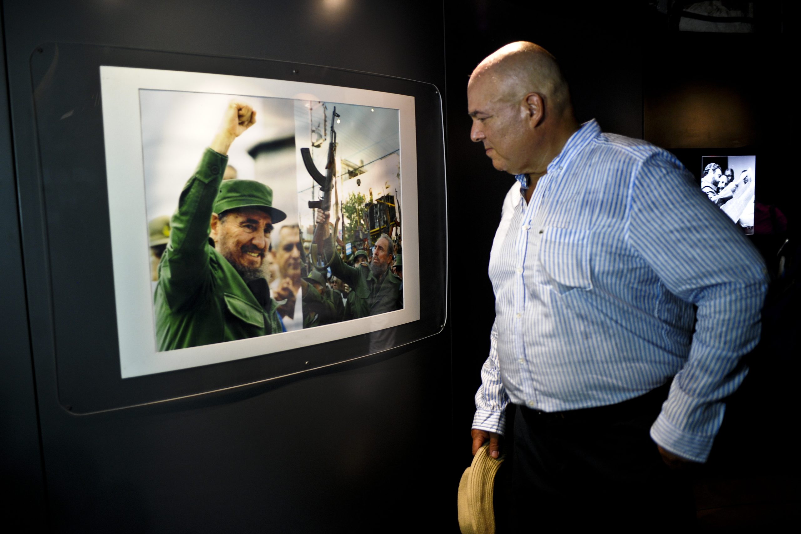 Embaixada de Cuba abre livro para que portugueses deixem mensagens de condolências pela morte de Fidel