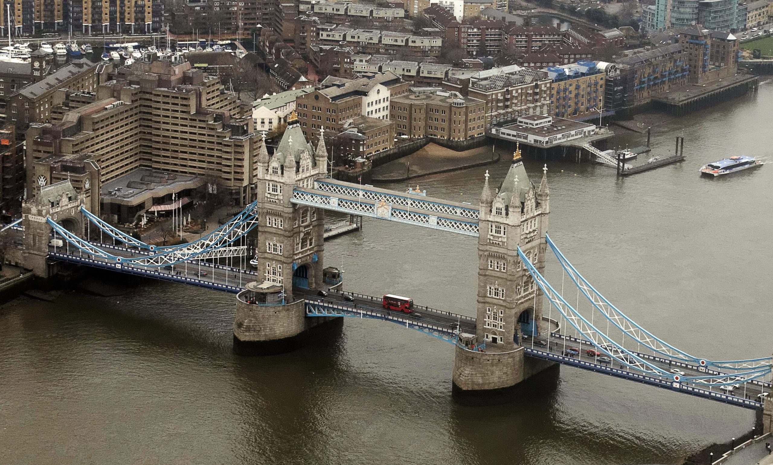 Tower Bridge levanta ponte levadiça para deixar passar veleiro português com vinho do Porto