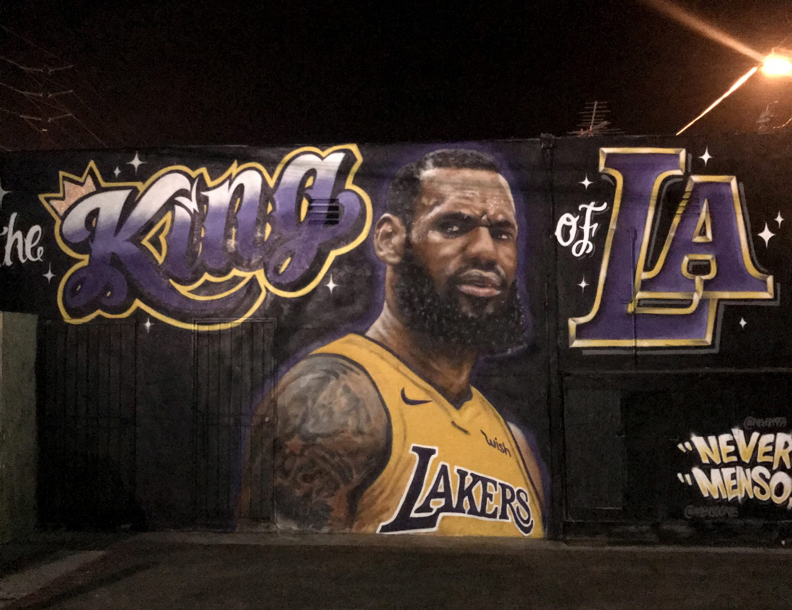 LeBron James estreia-se no Staples Center com nova derrota face aos Nuggets