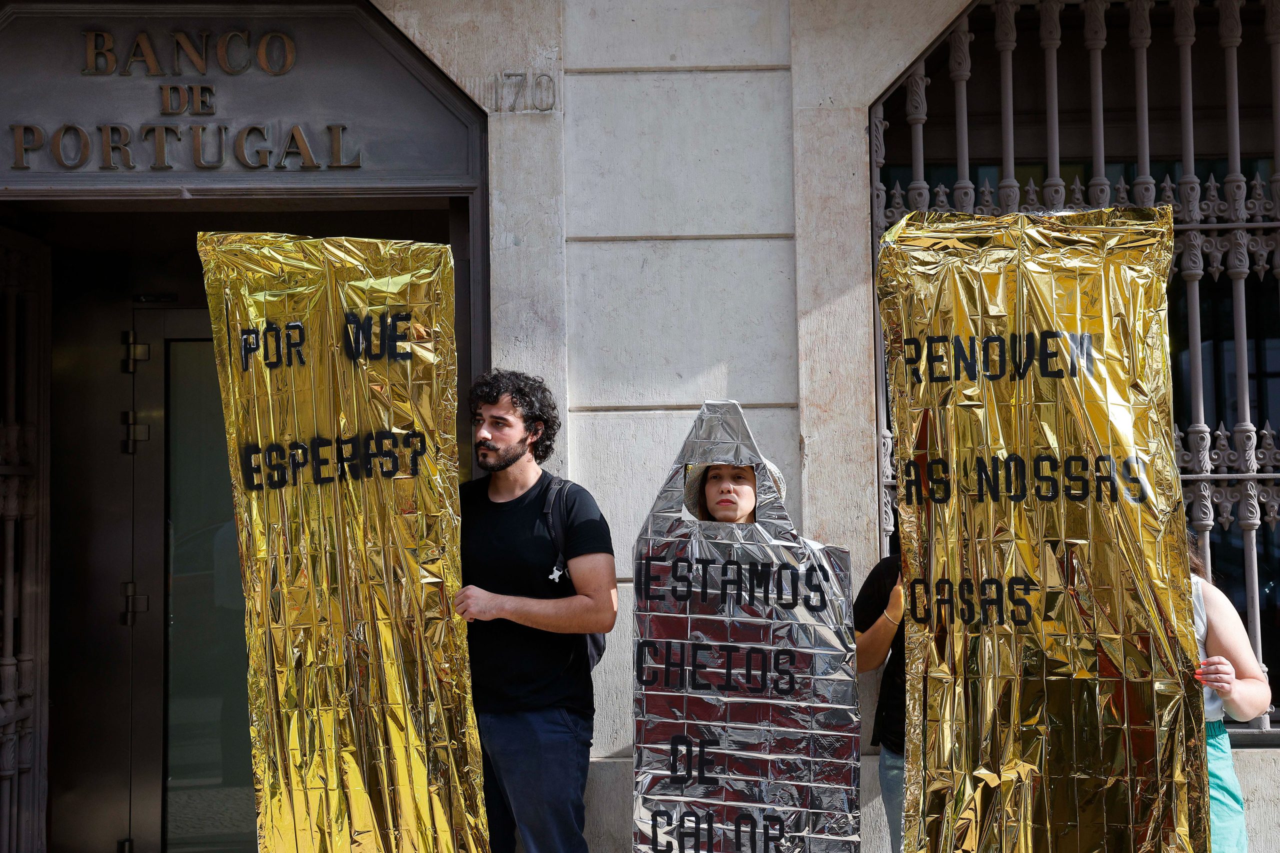 Associação Zero em frente ao Banco de Portugal para pedir medidas de apoio à renovação de edifícios