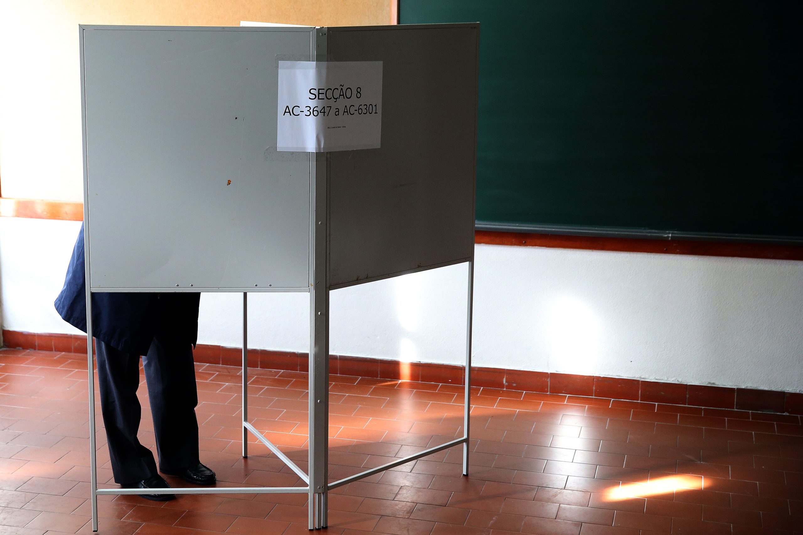 Covid-19: Governo quer voto antecipado para eleitores confinados para além das presidenciais