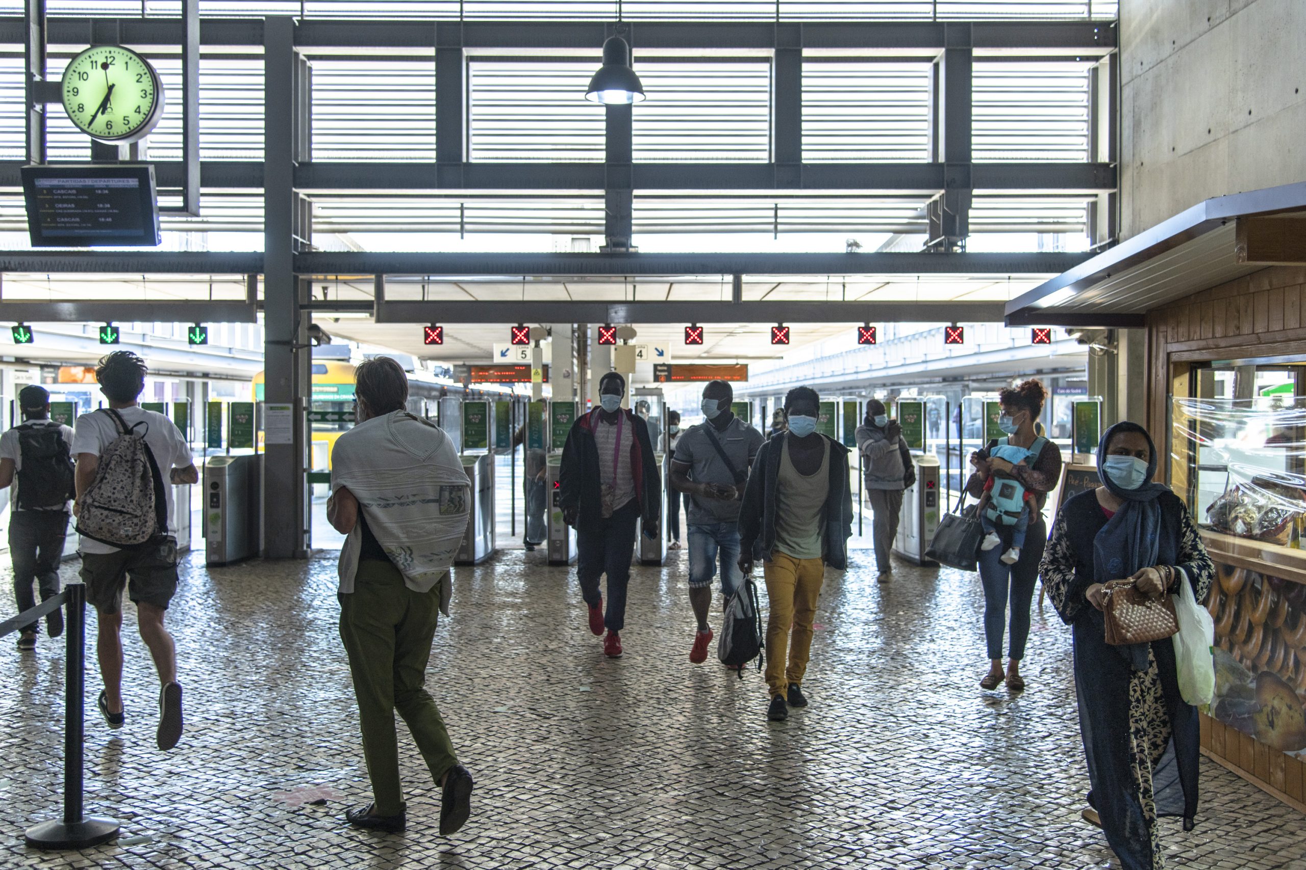 Homem baleado em Lisboa junto à estação do Cais do Sodré após desentendimento