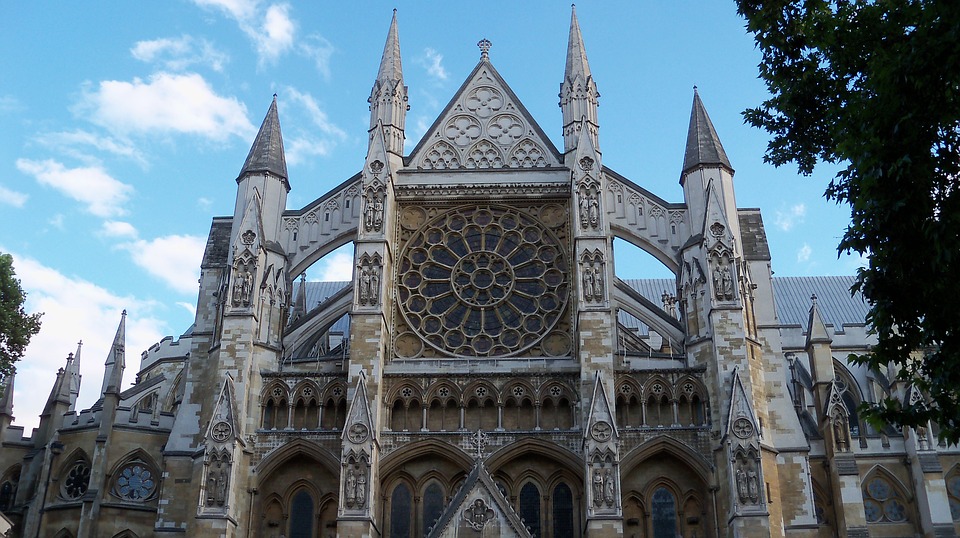Abadia de Westminster e igrejas inglesas tocam sinos em solidariedade com Notre-Dame