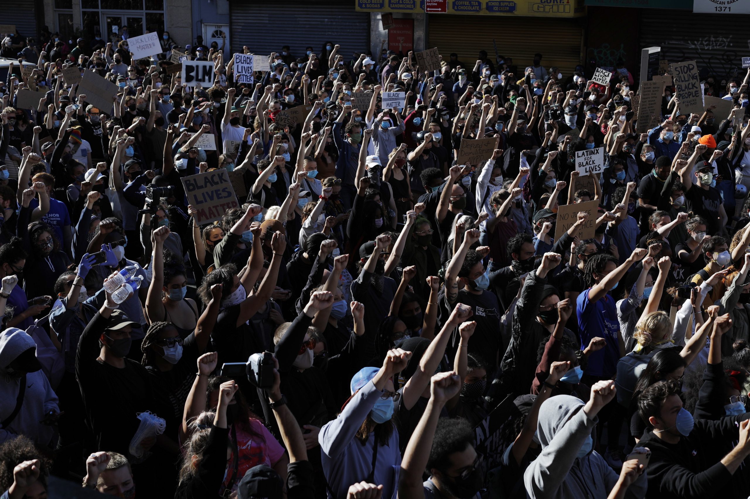 Nova Iorque recebe ordens de recolher obrigatório perante quinto dia de protestos