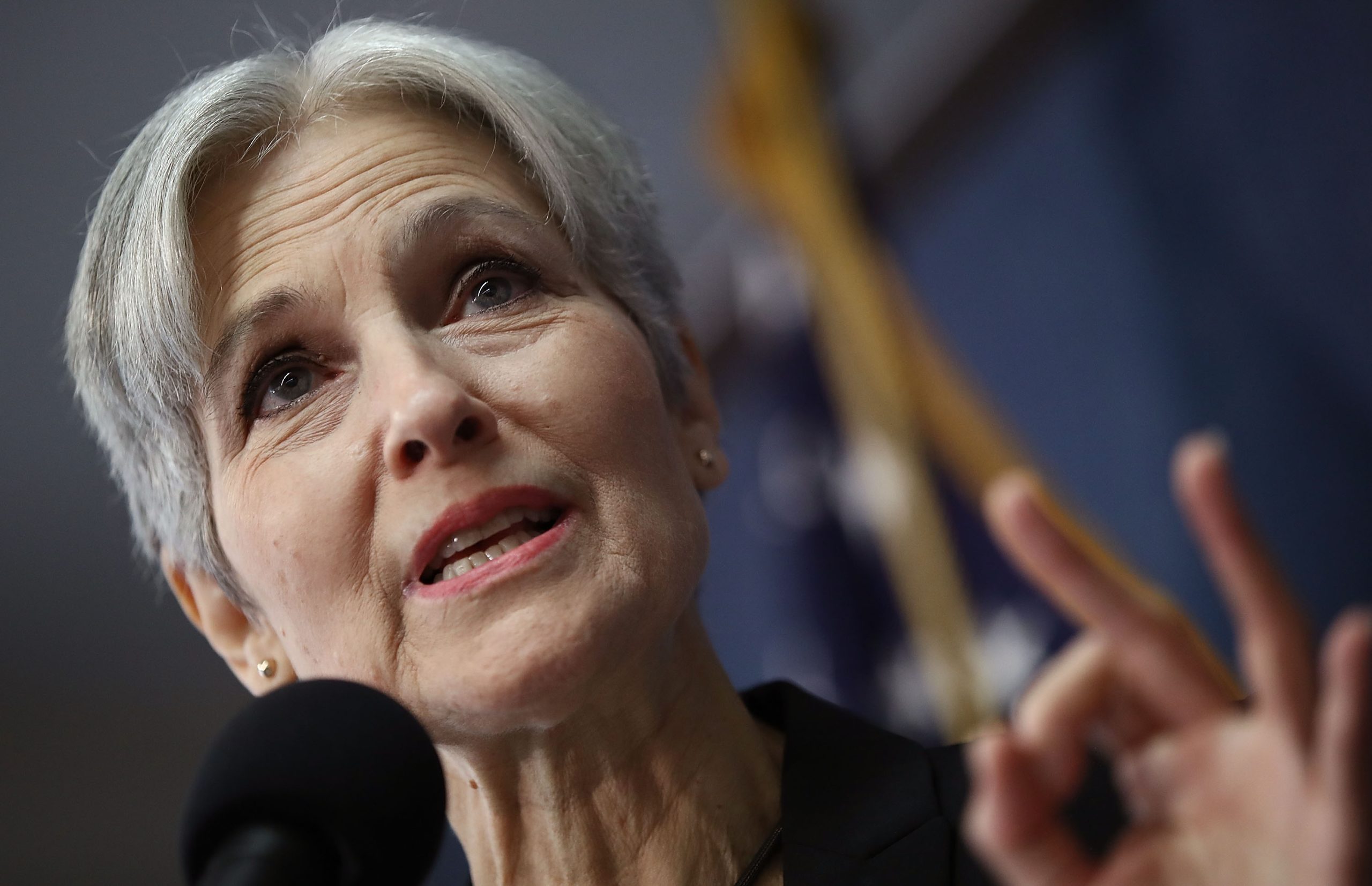 Jill Stein desiste do pedido de recontagem dos votos porque “as pessoas comuns” não podem pagar um milhão de euros