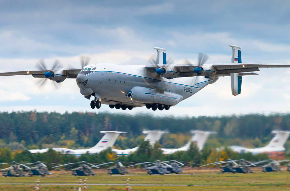 Avião militar russo despenha-se perto de Moscovo