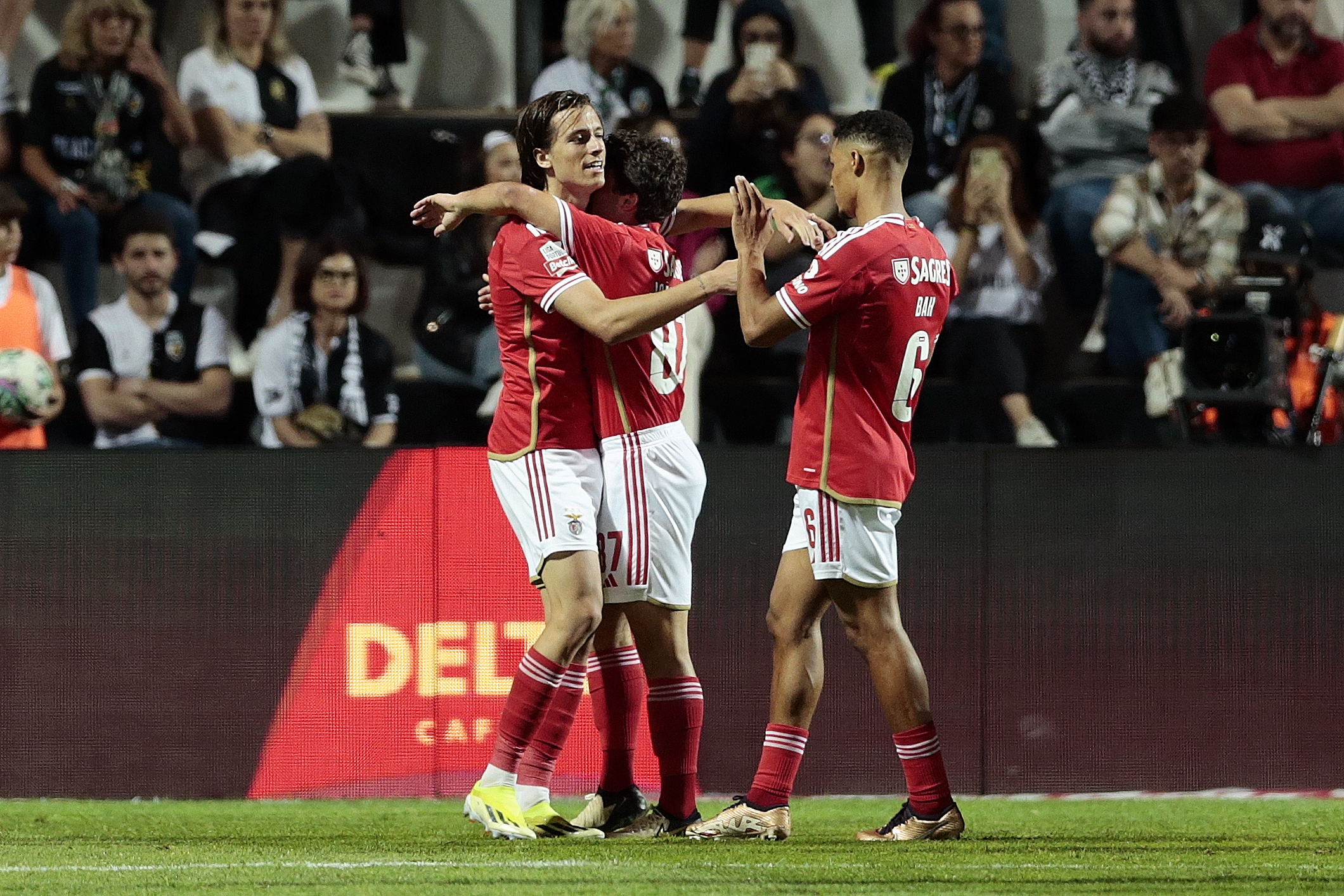 Benfica vence em Faro e mantém-se a sete pontos do líder Sporting
